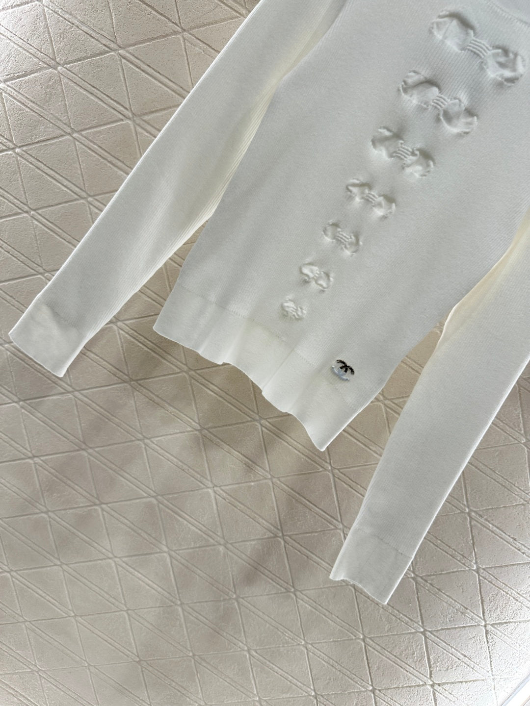 C 25 Bow tie long sleeved sweater