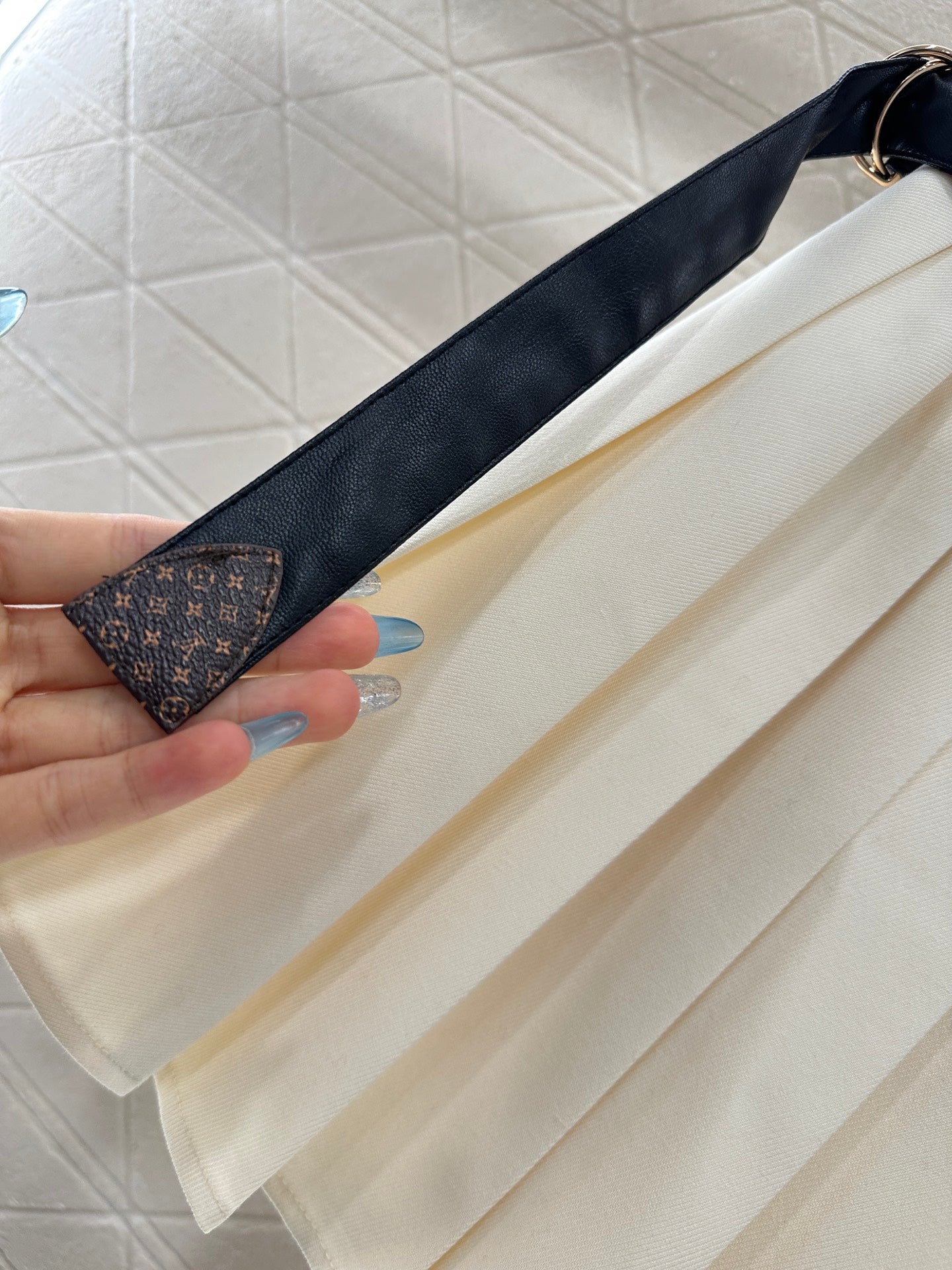 L 25 High-waisted pleated skirt with one side buckle