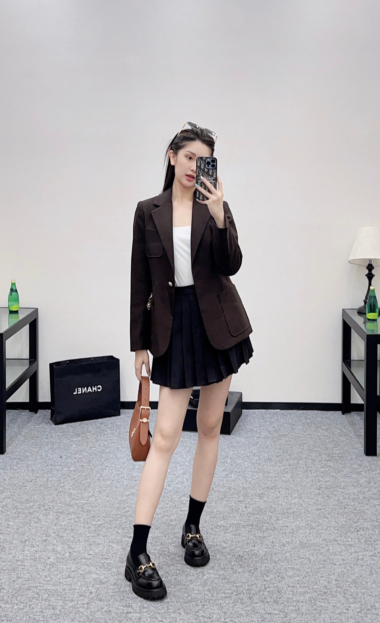 L 25 High-waisted pleated skirt with one side buckle