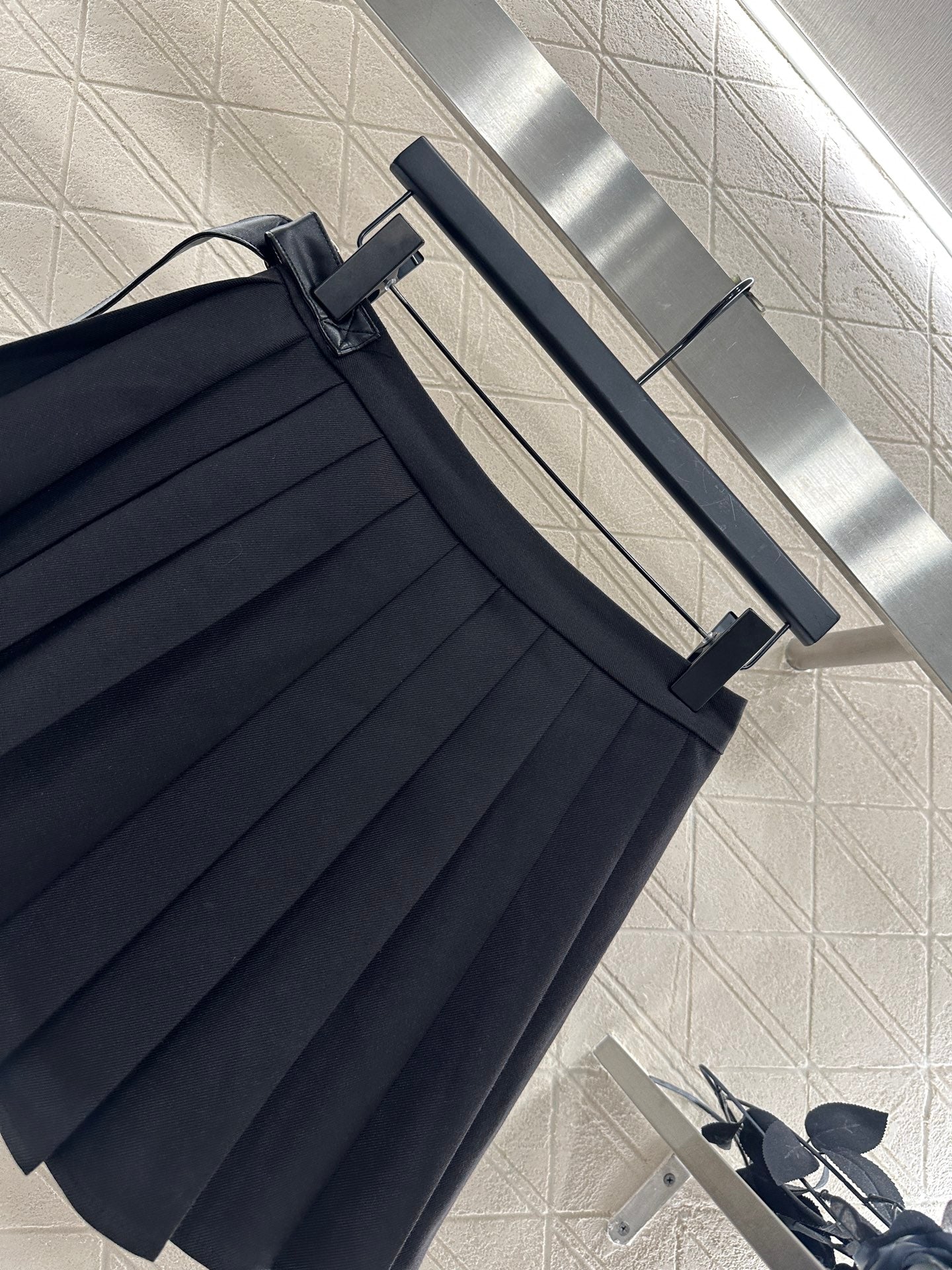 L 25 High-waisted pleated skirt with one side buckle