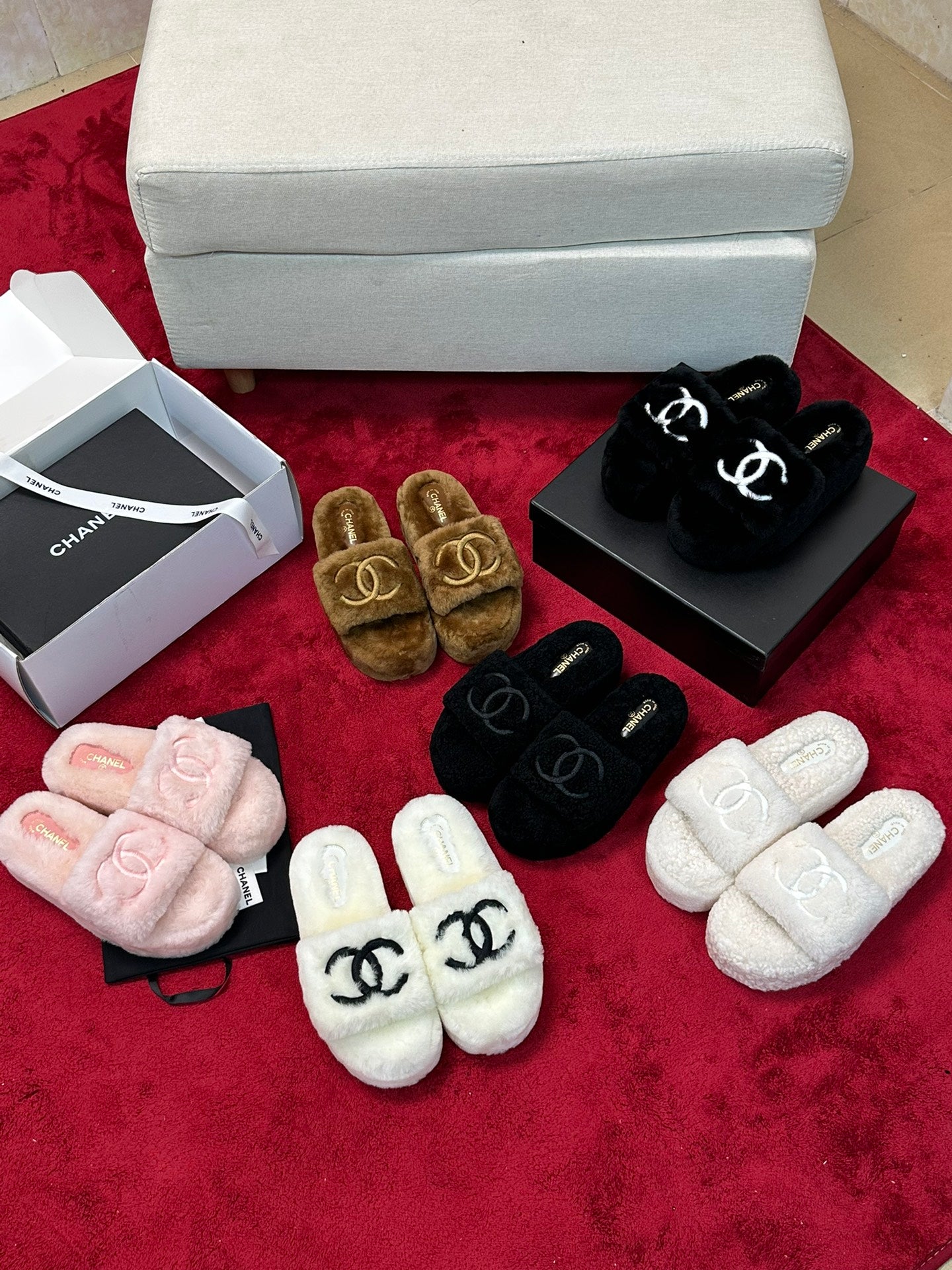 C 25 Thick soled hairy slippers