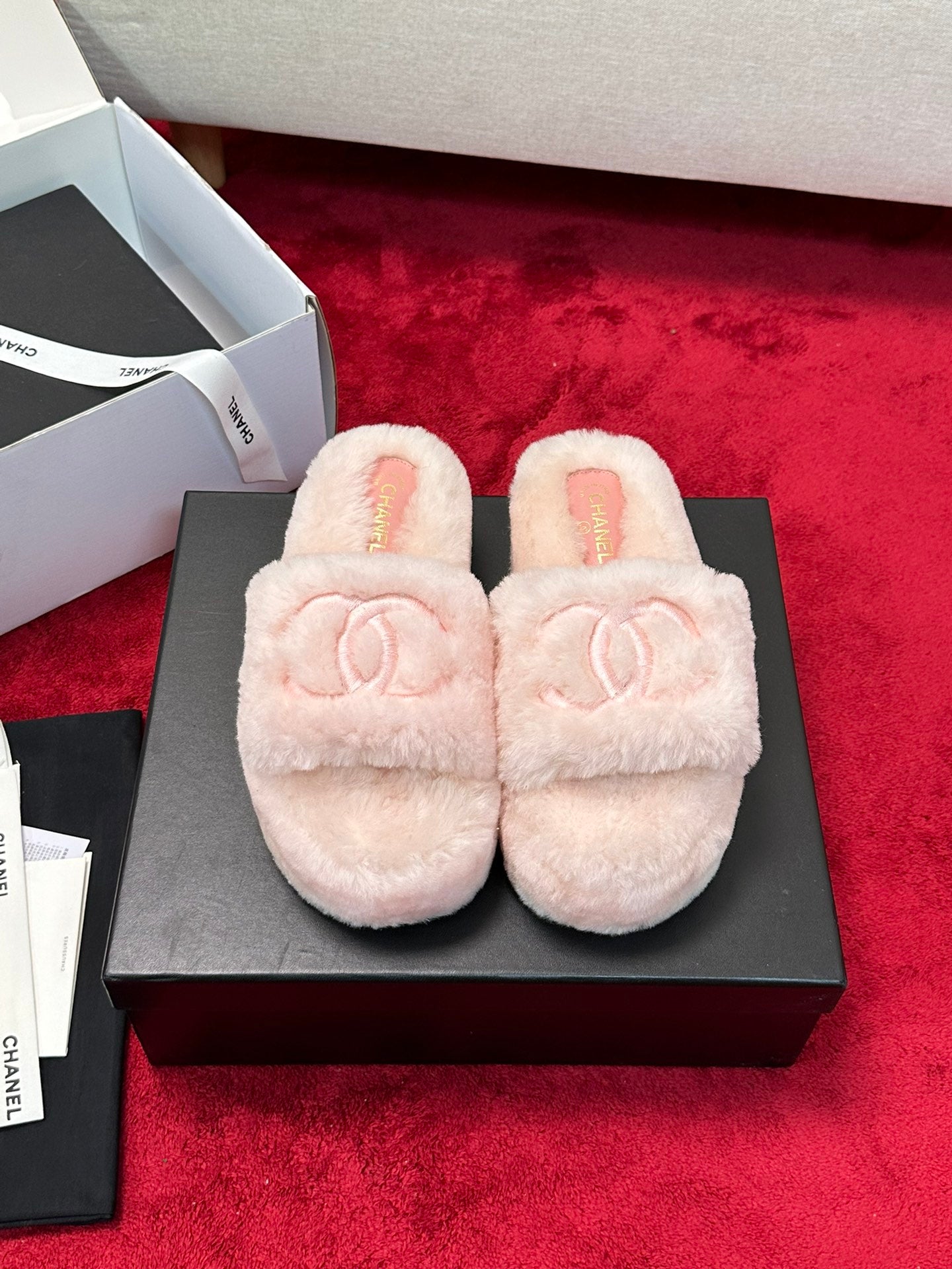 C 25 Thick soled hairy slippers