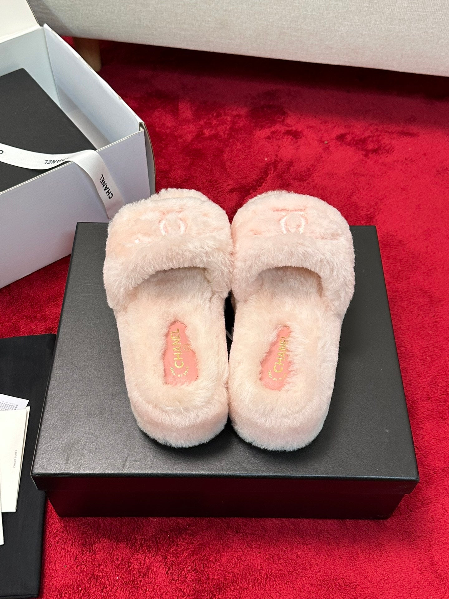 C 25 Thick soled hairy slippers