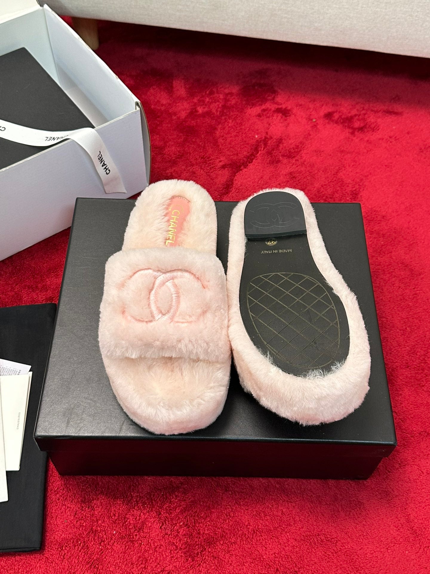 C 25 Thick soled hairy slippers