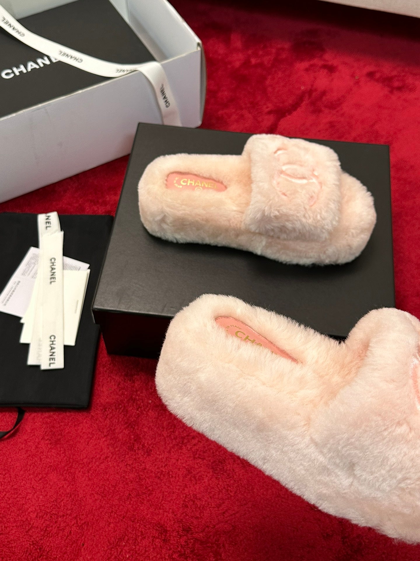 C 25 Thick soled hairy slippers