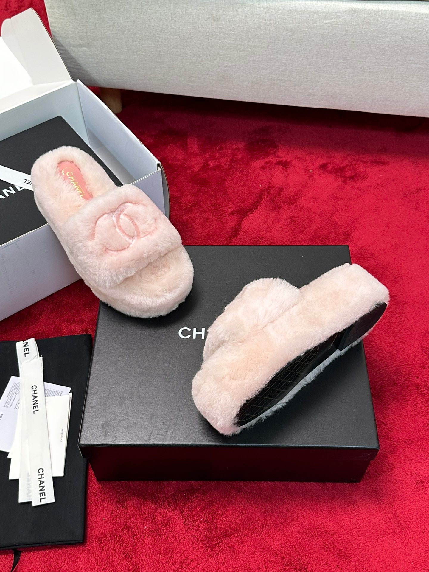 C 25 Thick soled hairy slippers