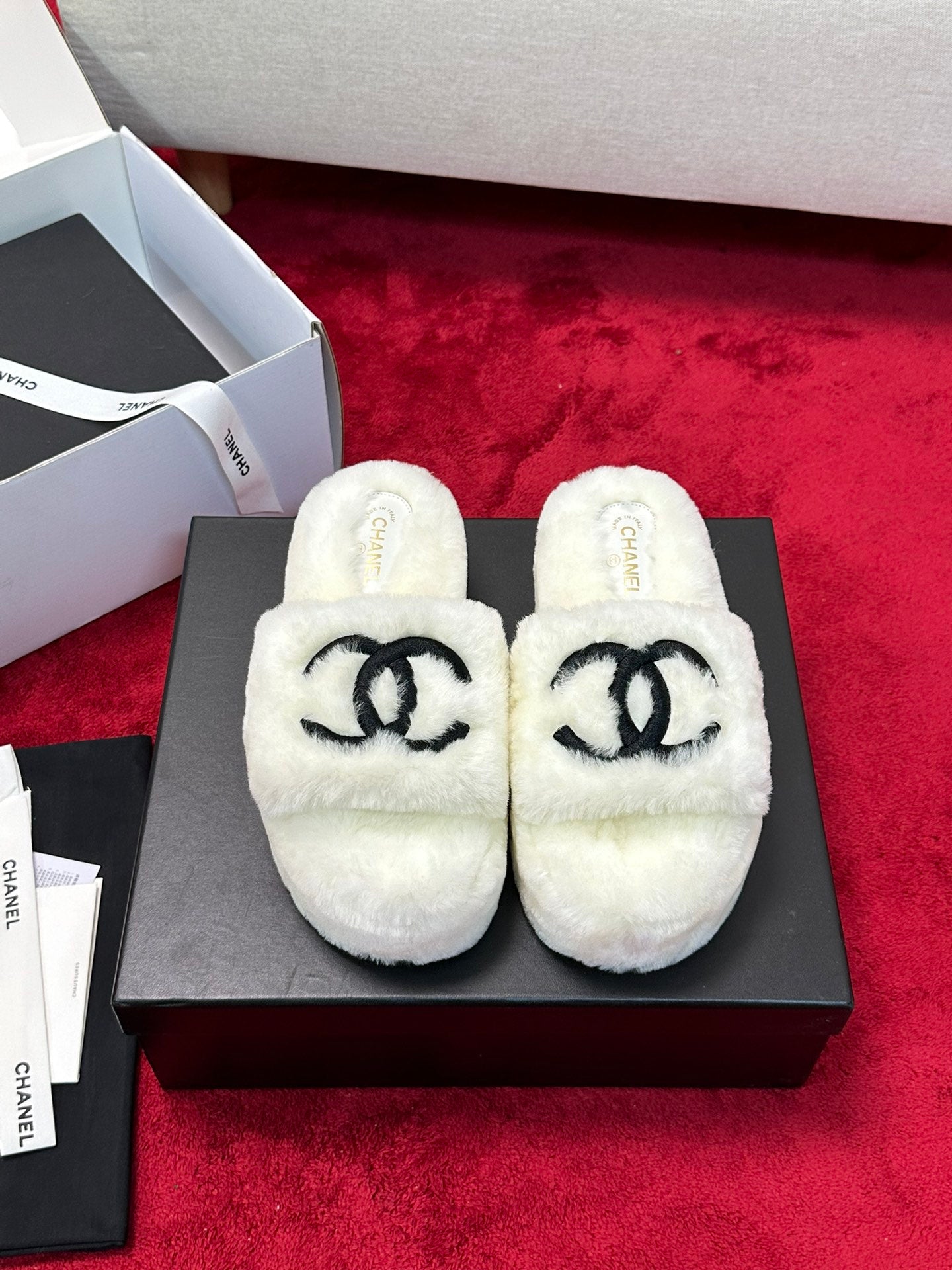 C 25 Thick soled hairy slippers