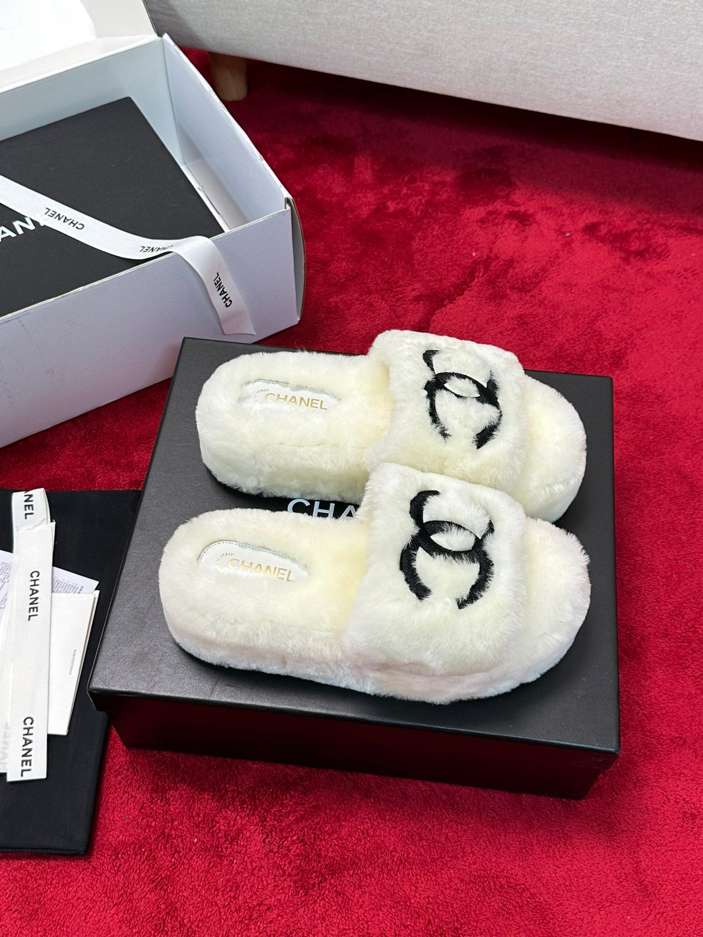 C 25 Thick soled hairy slippers