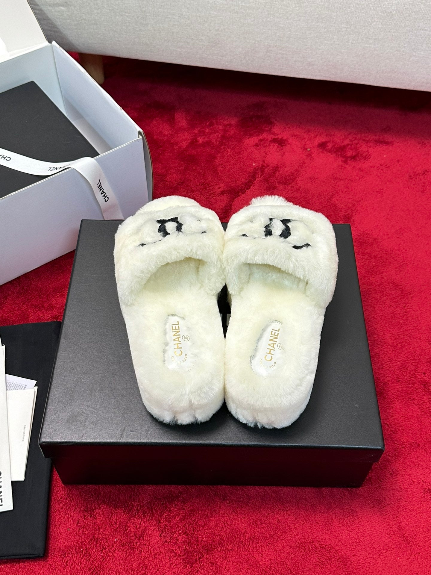 C 25 Thick soled hairy slippers