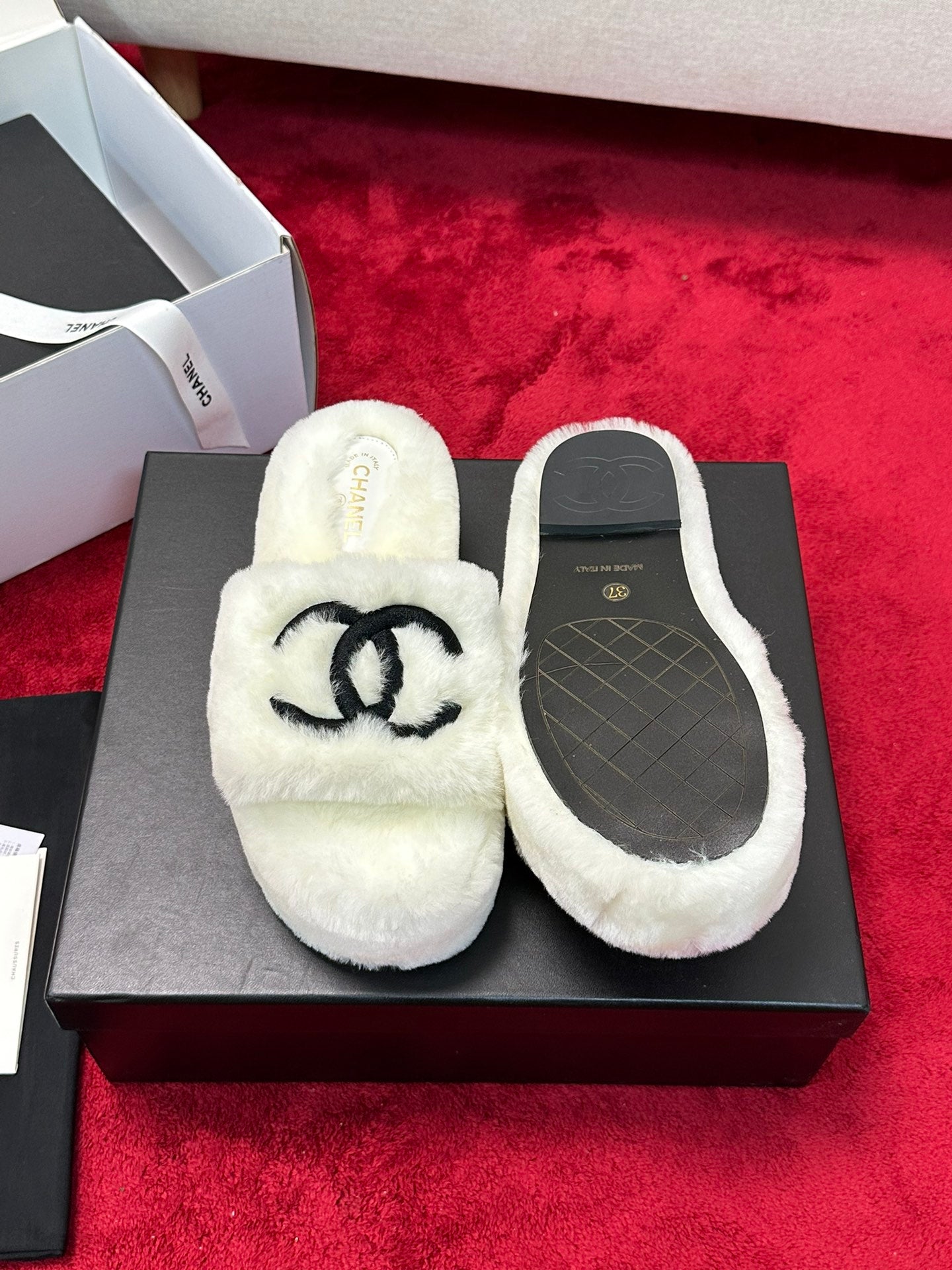 C 25 Thick soled hairy slippers