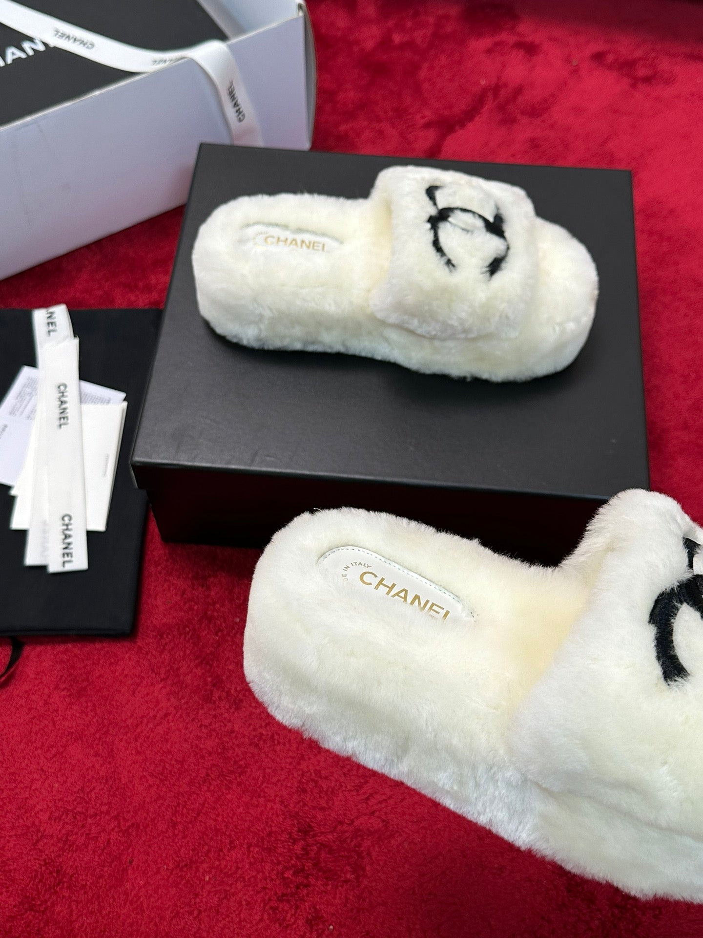 C 25 Thick soled hairy slippers