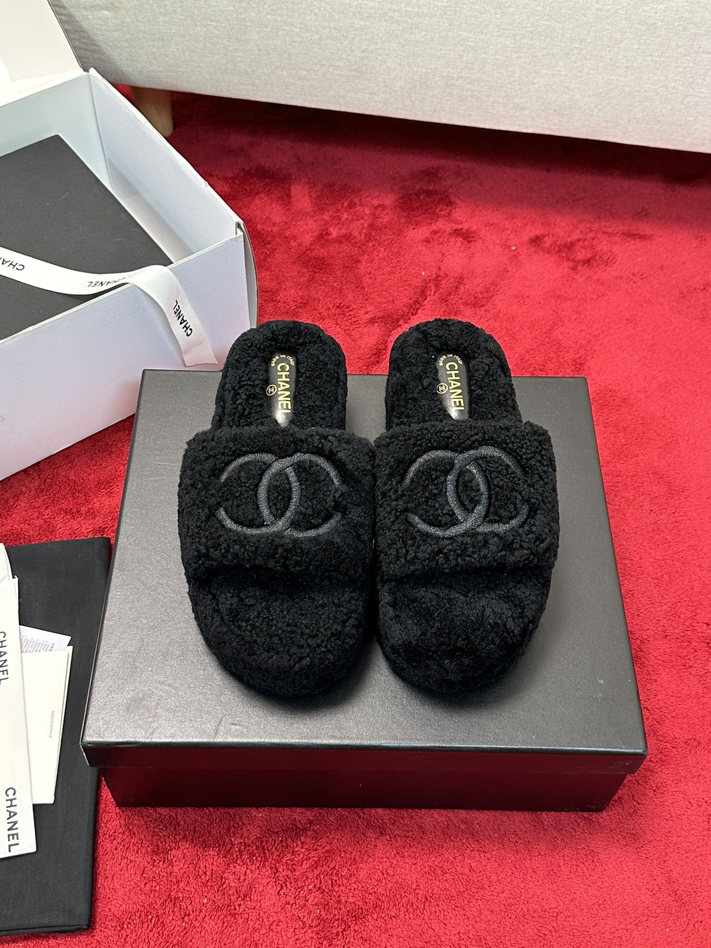 C 25 Thick soled hairy slippers