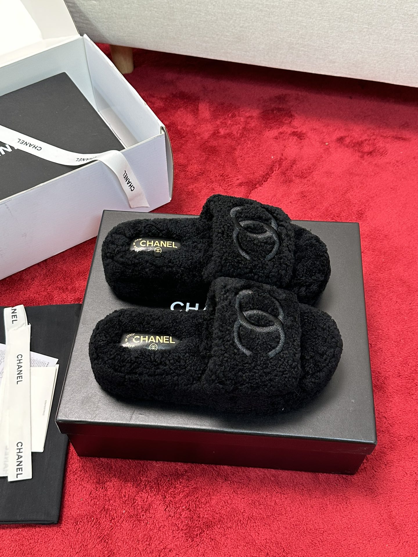 C 25 Thick soled hairy slippers