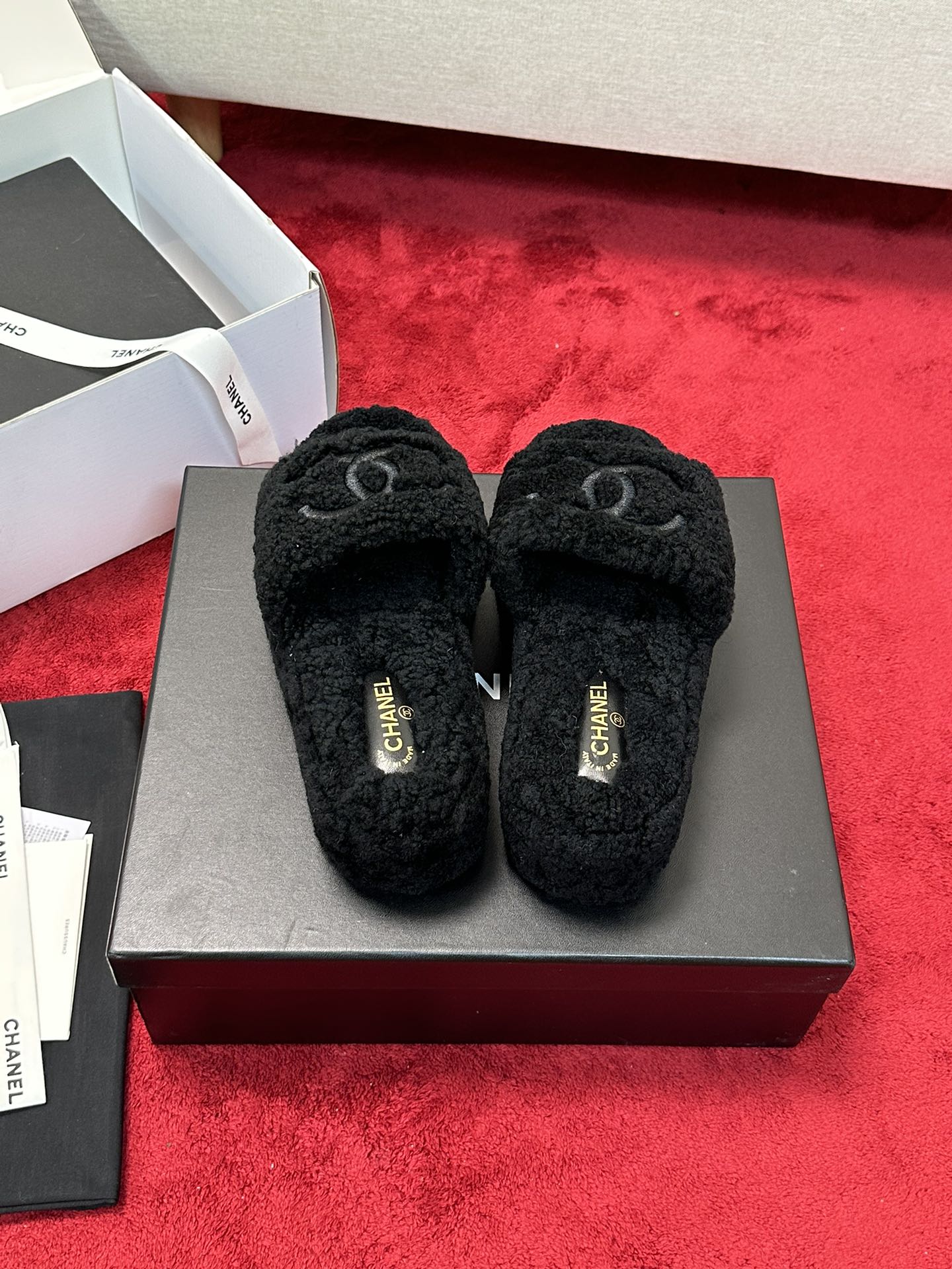 C 25 Thick soled hairy slippers