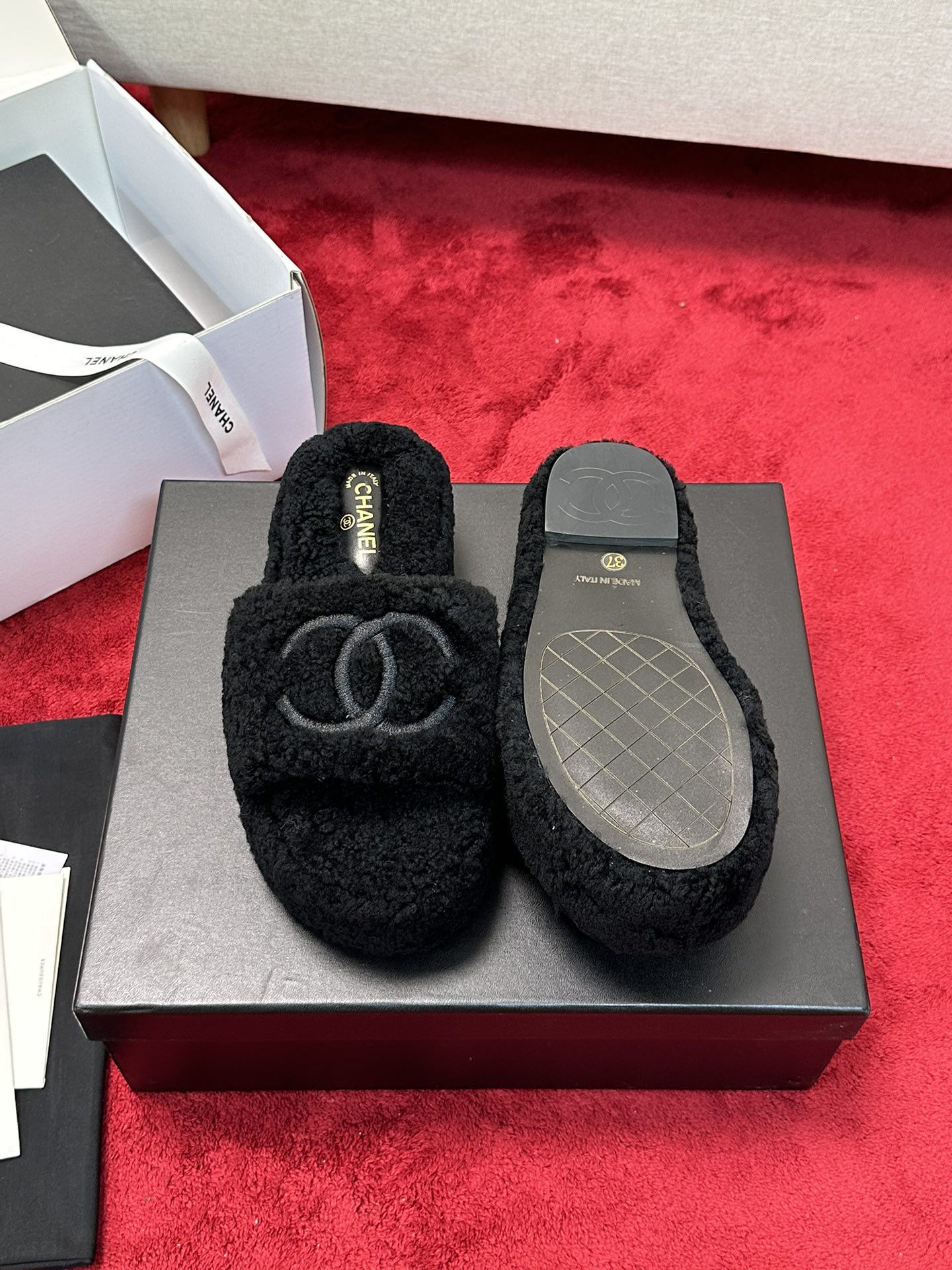 C 25 Thick soled hairy slippers