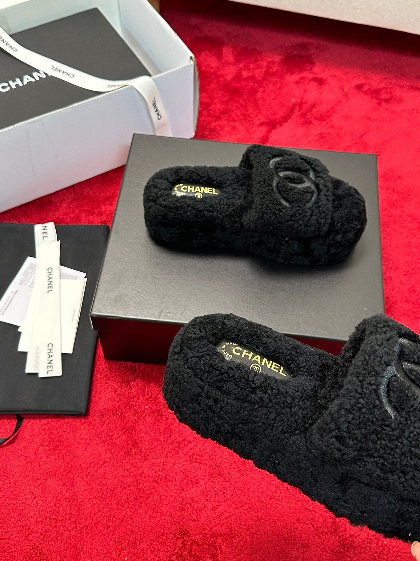 C 25 Thick soled hairy slippers