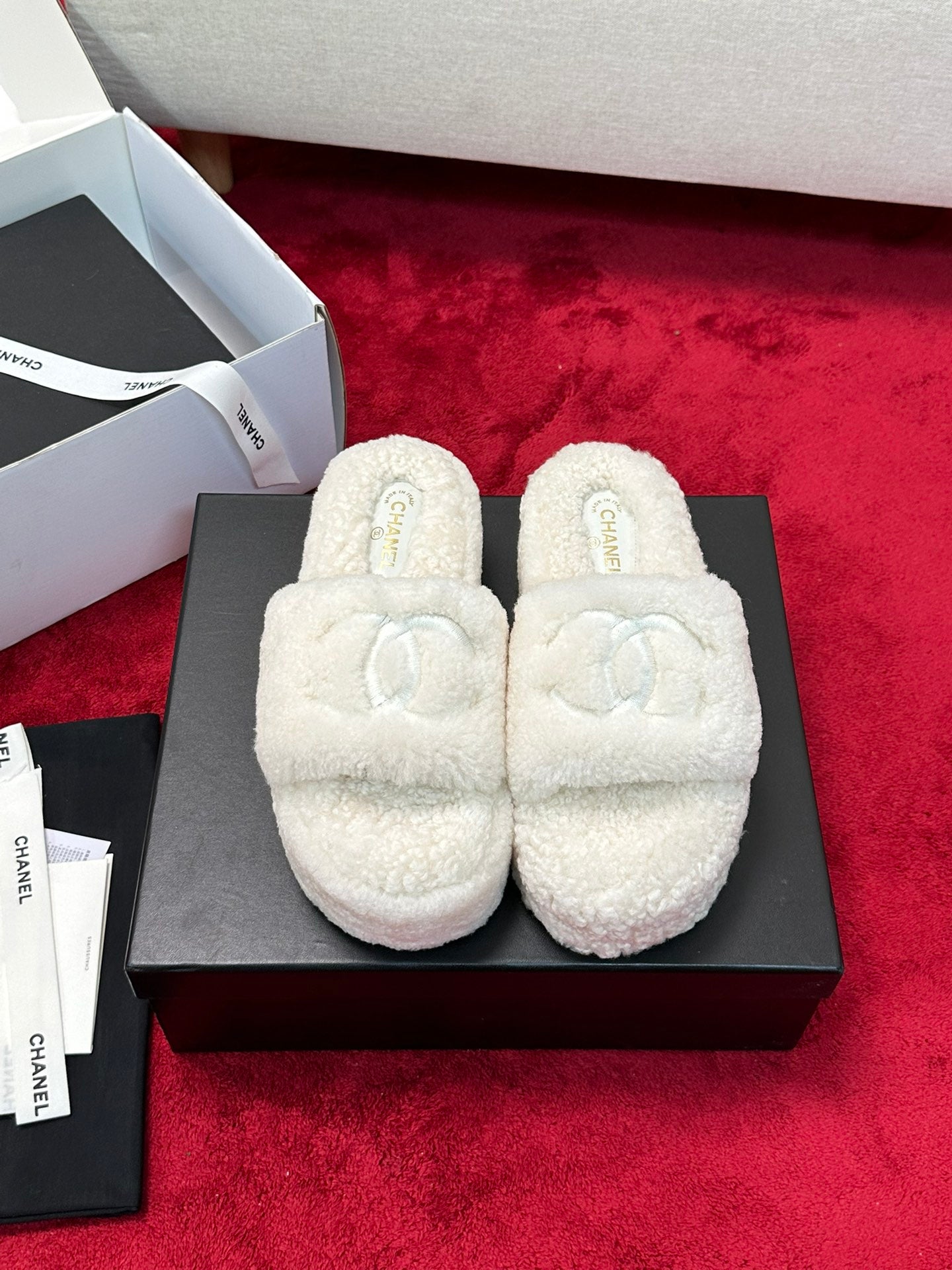 C 25 Thick soled hairy slippers