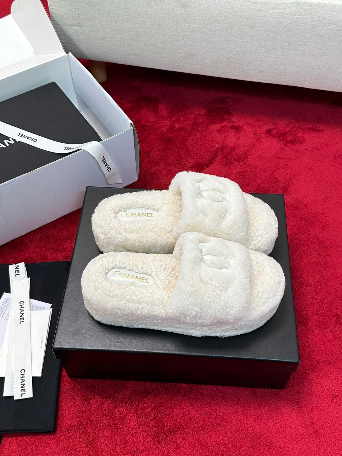 C 25 Thick soled hairy slippers