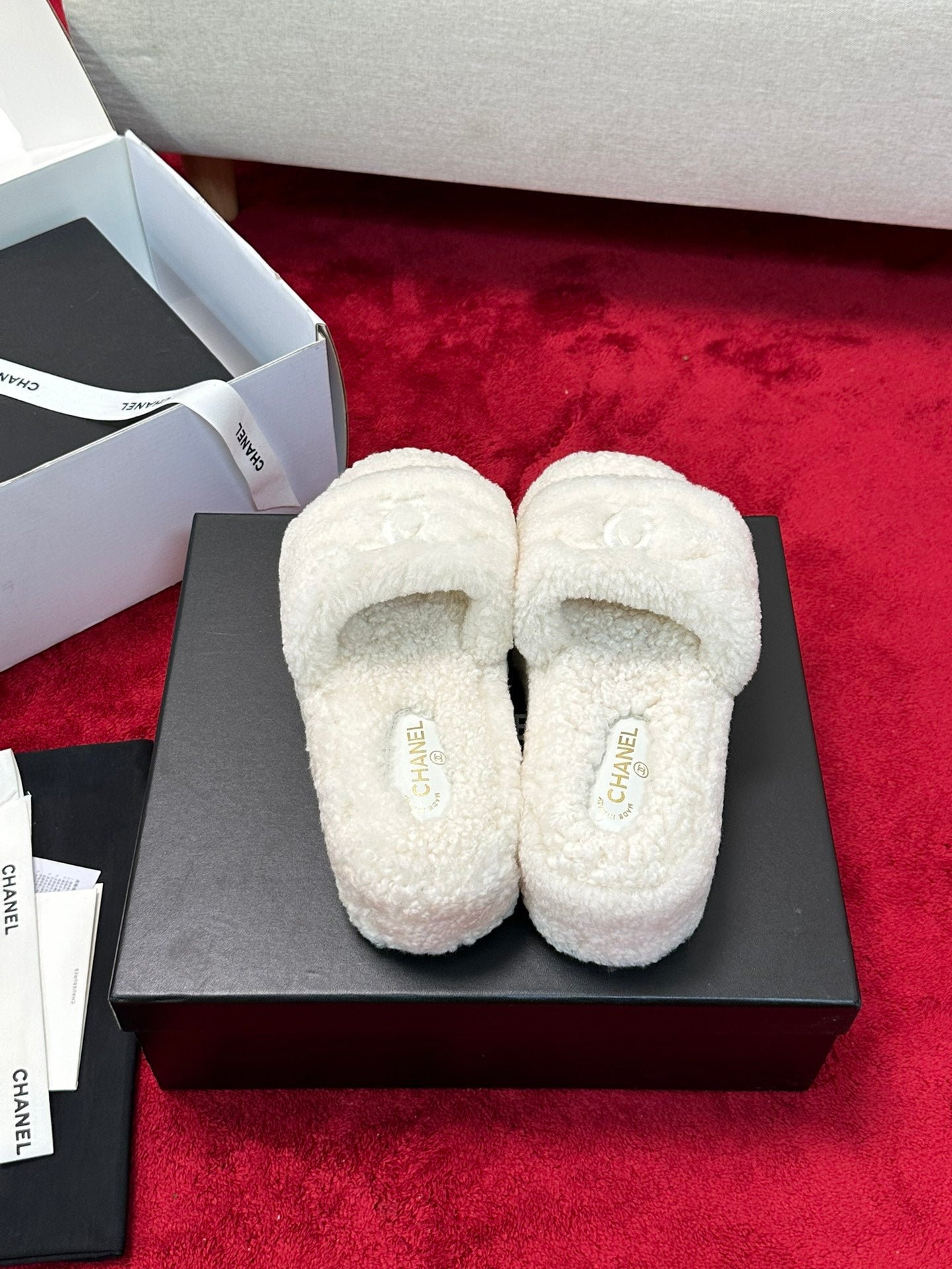C 25 Thick soled hairy slippers