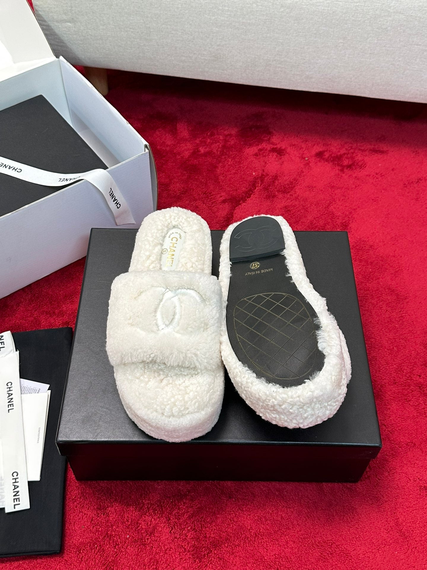 C 25 Thick soled hairy slippers