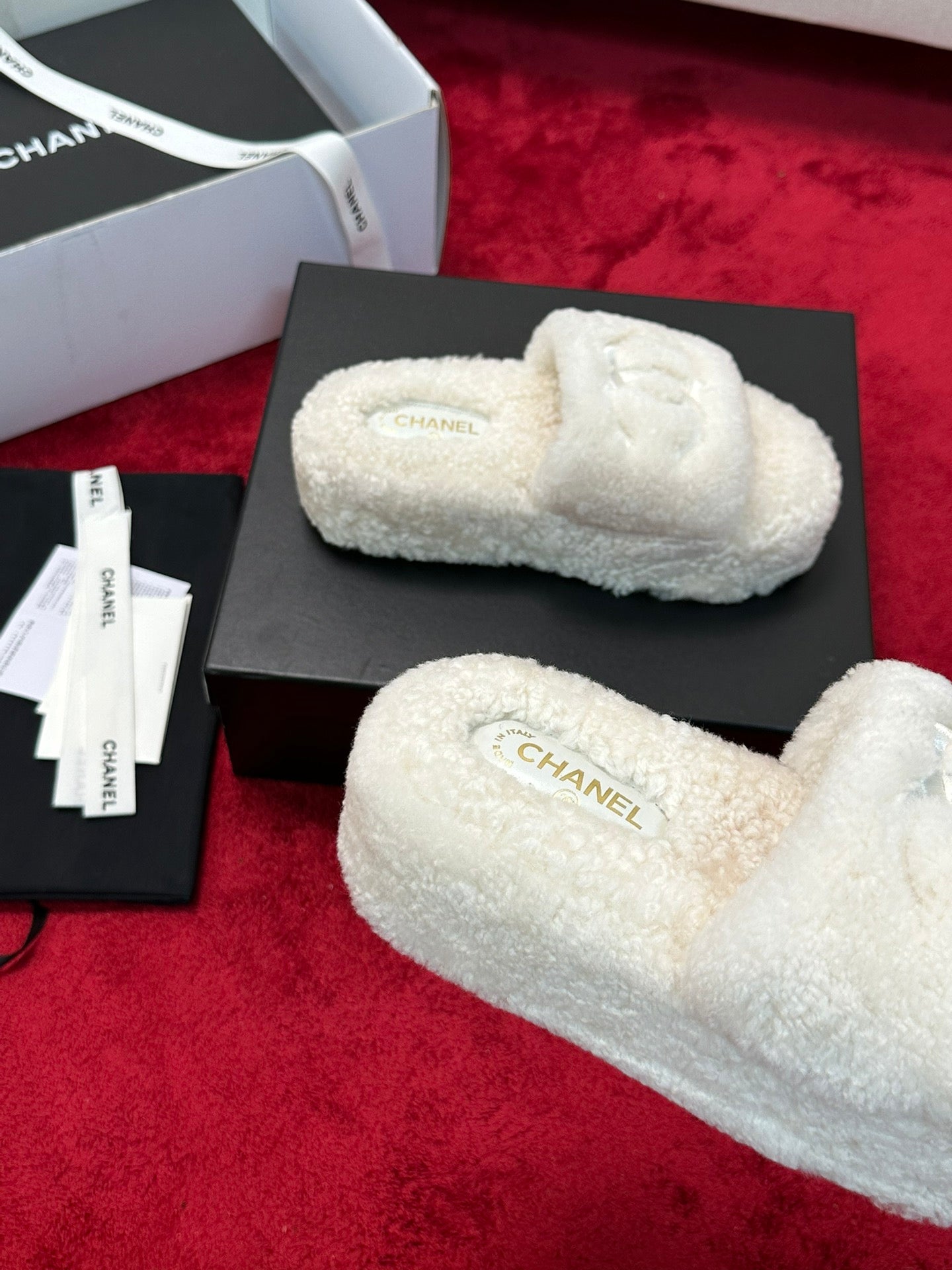 C 25 Thick soled hairy slippers