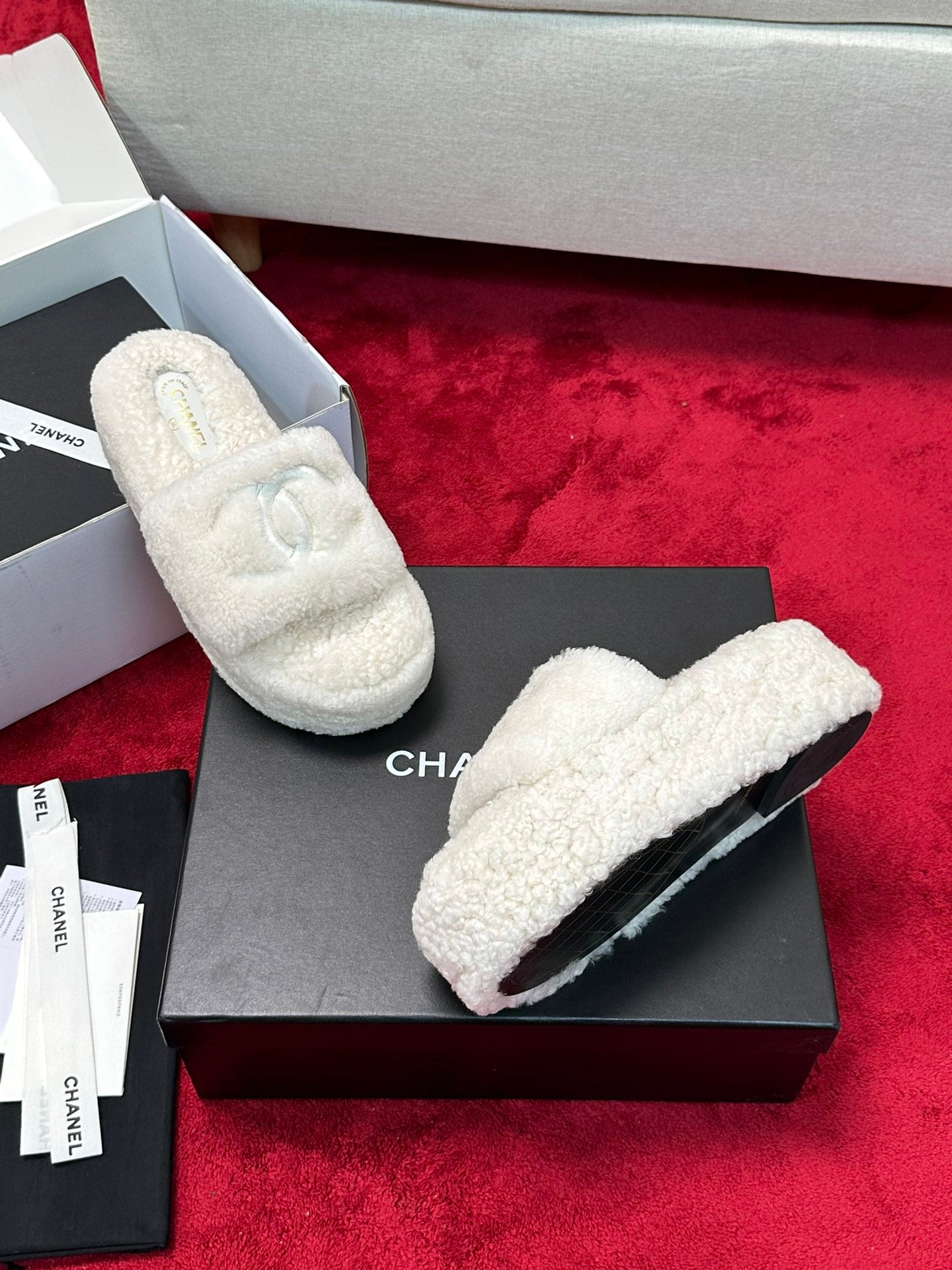 C 25 Thick soled hairy slippers