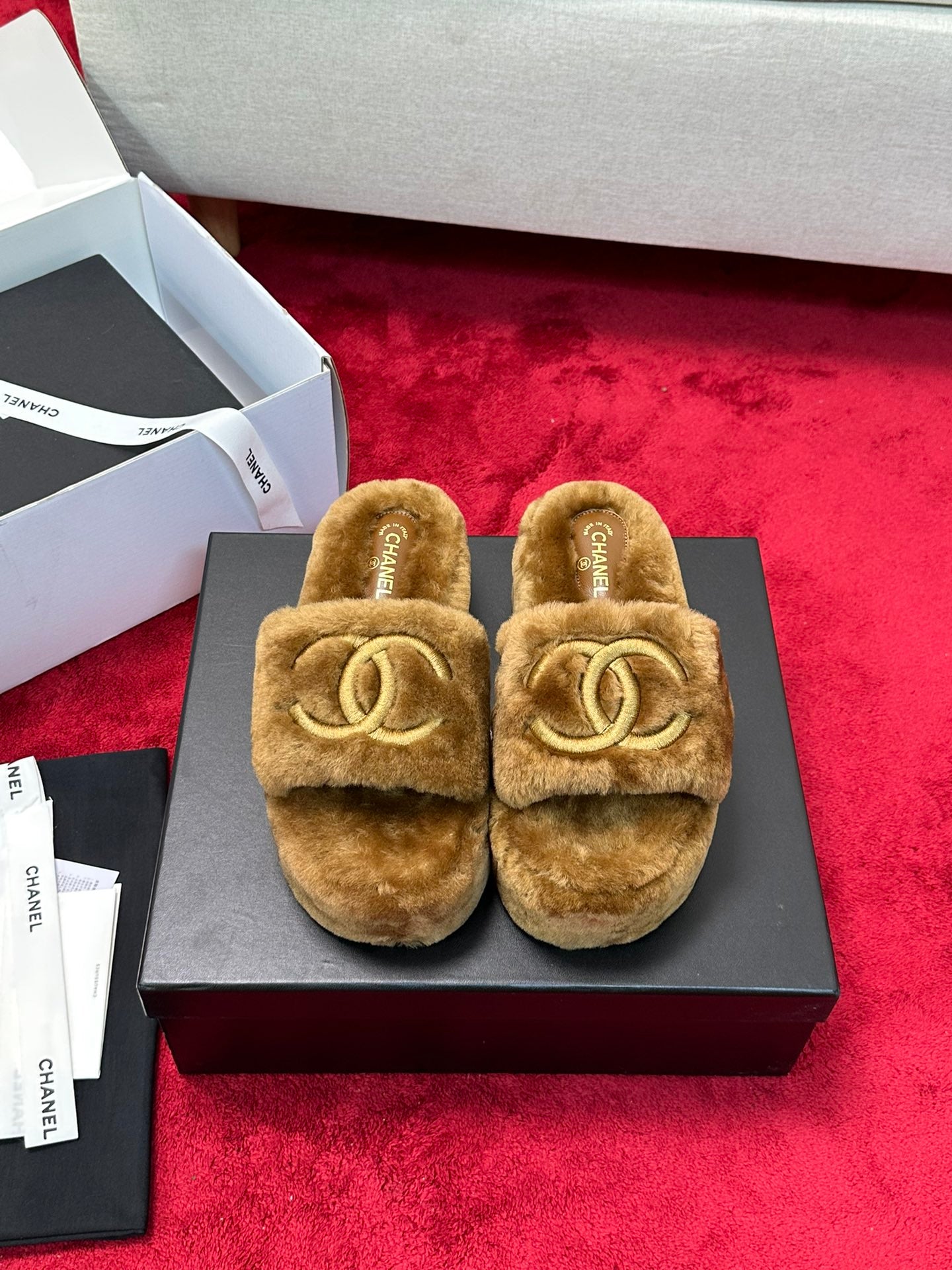 C 25 Thick soled hairy slippers