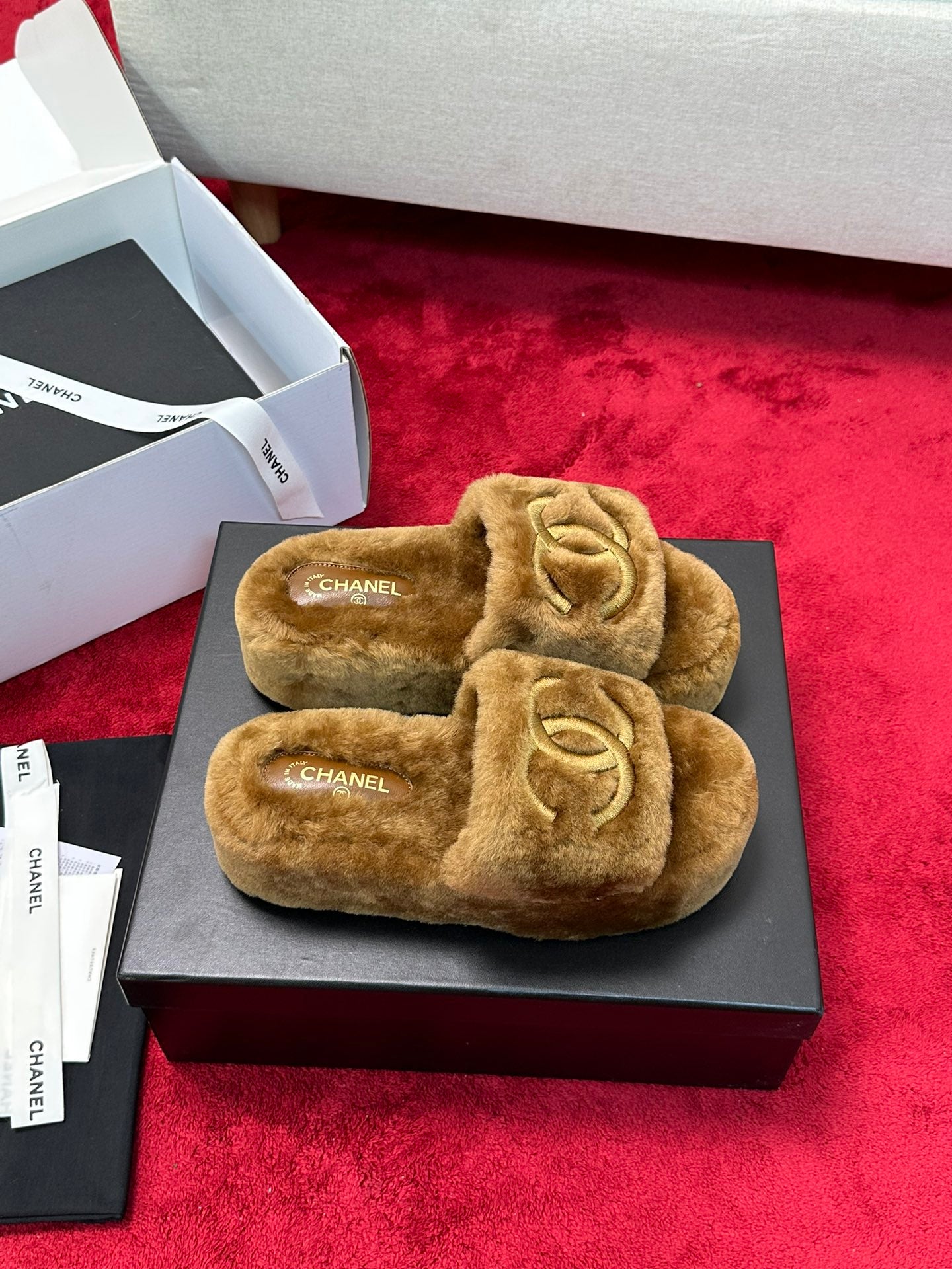 C 25 Thick soled hairy slippers