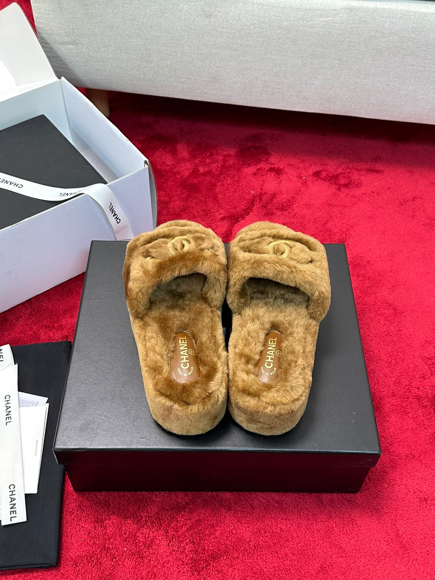 C 25 Thick soled hairy slippers
