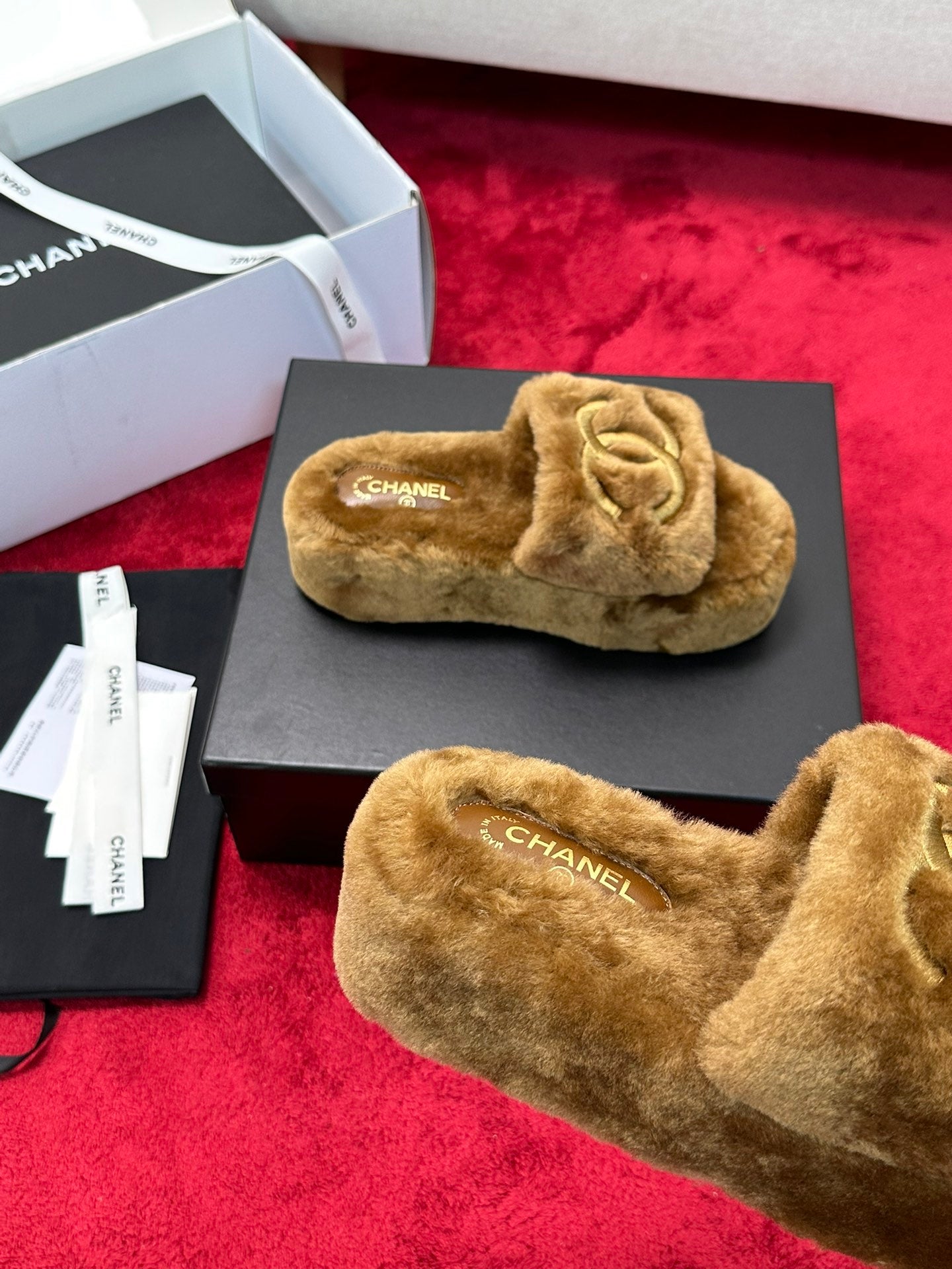 C 25 Thick soled hairy slippers