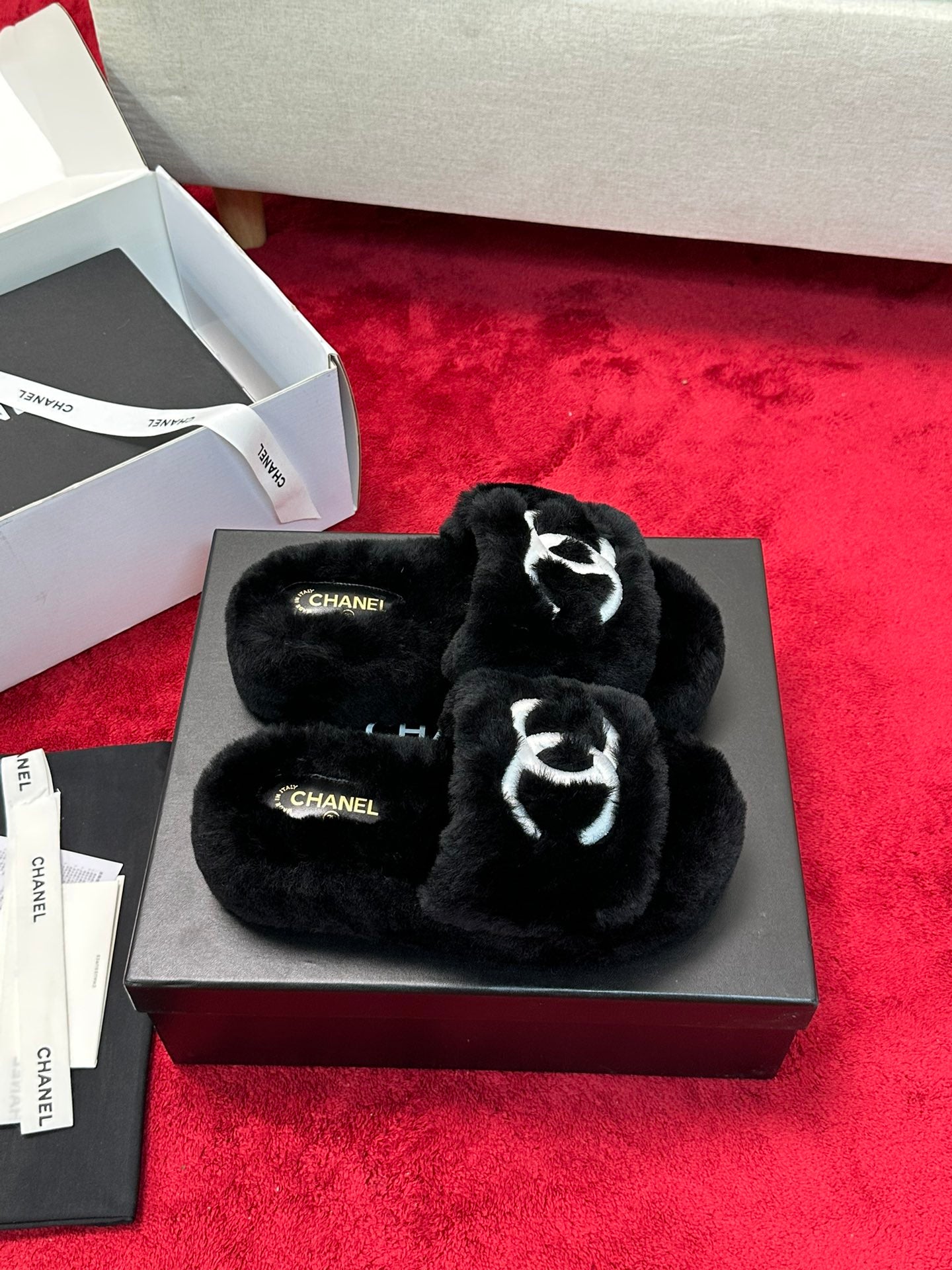 C 25 Thick soled hairy slippers