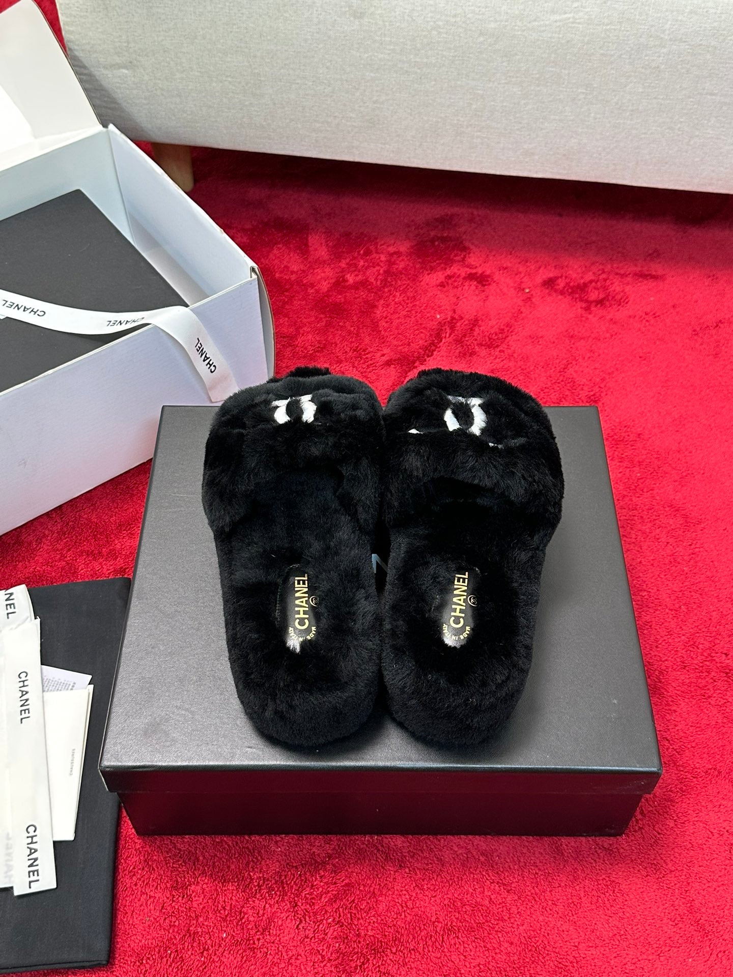 C 25 Thick soled hairy slippers