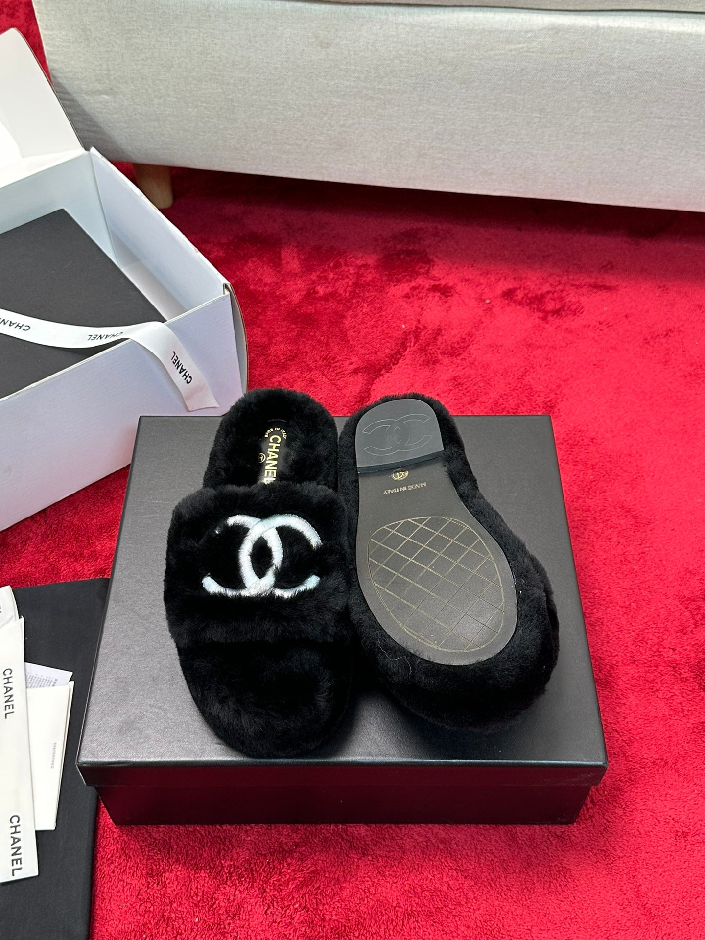 C 25 Thick soled hairy slippers