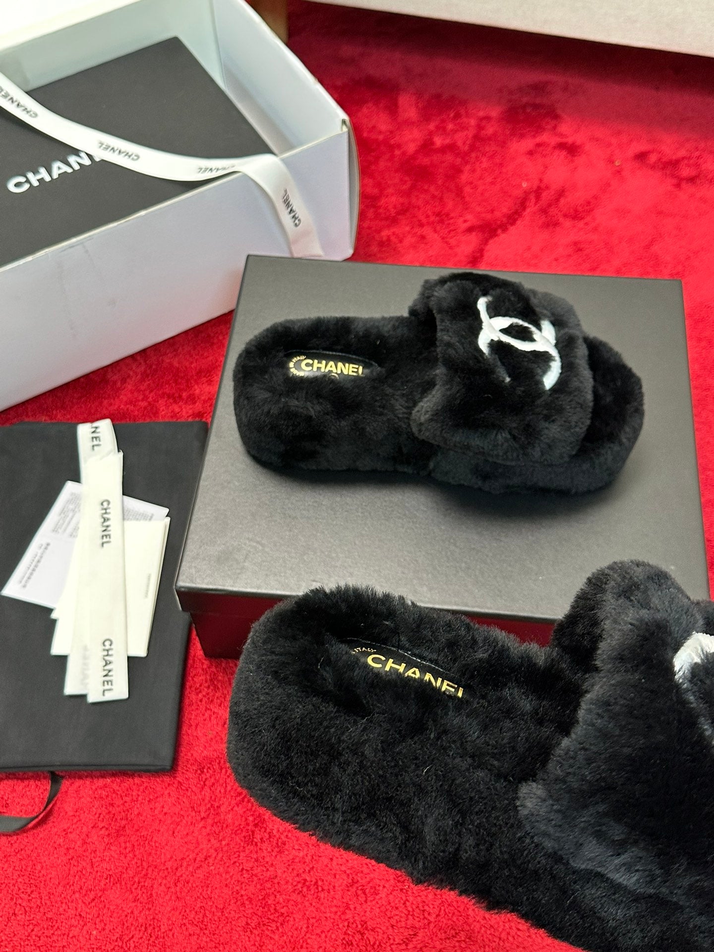 C 25 Thick soled hairy slippers