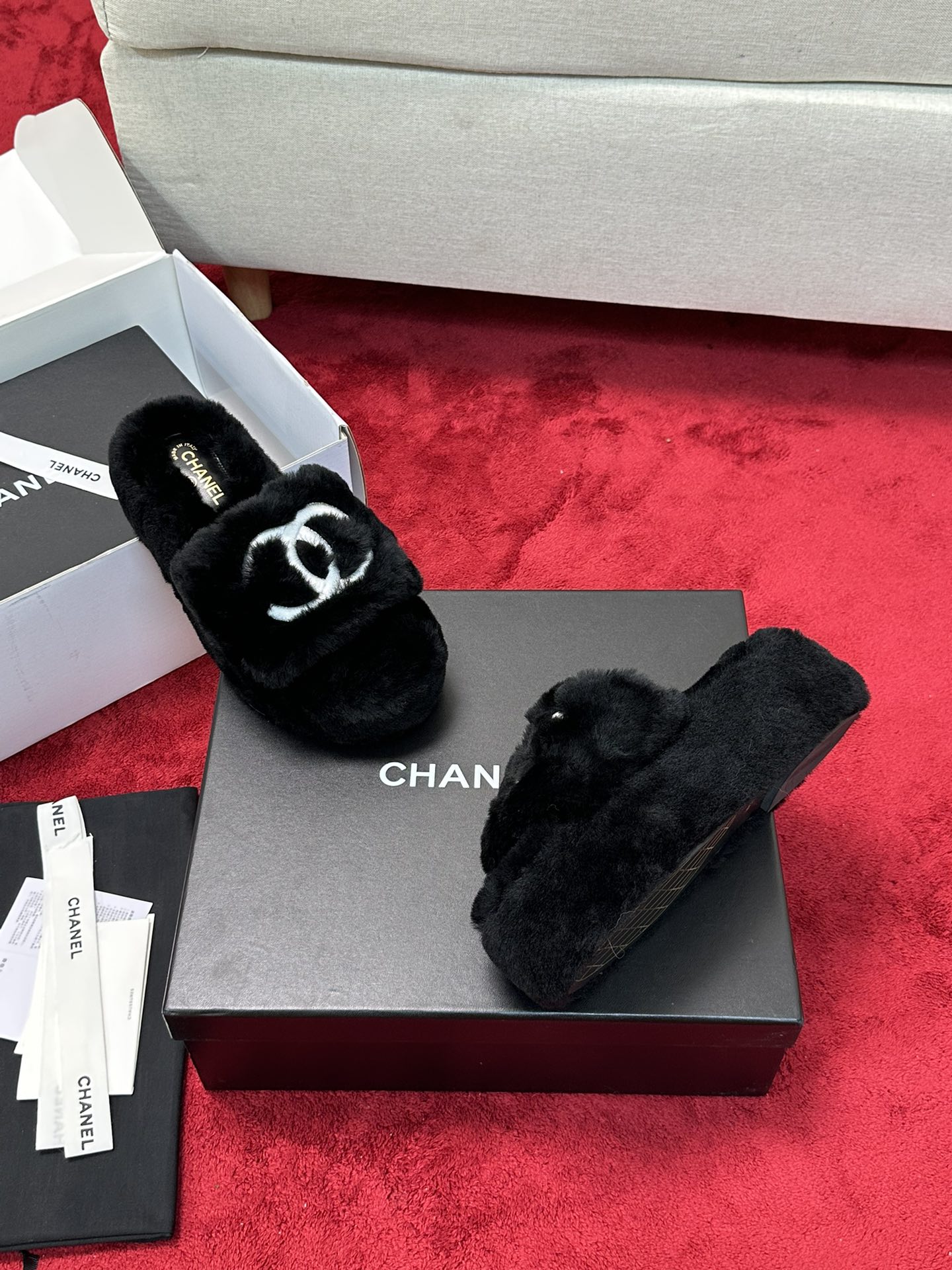 C 25 Thick soled hairy slippers