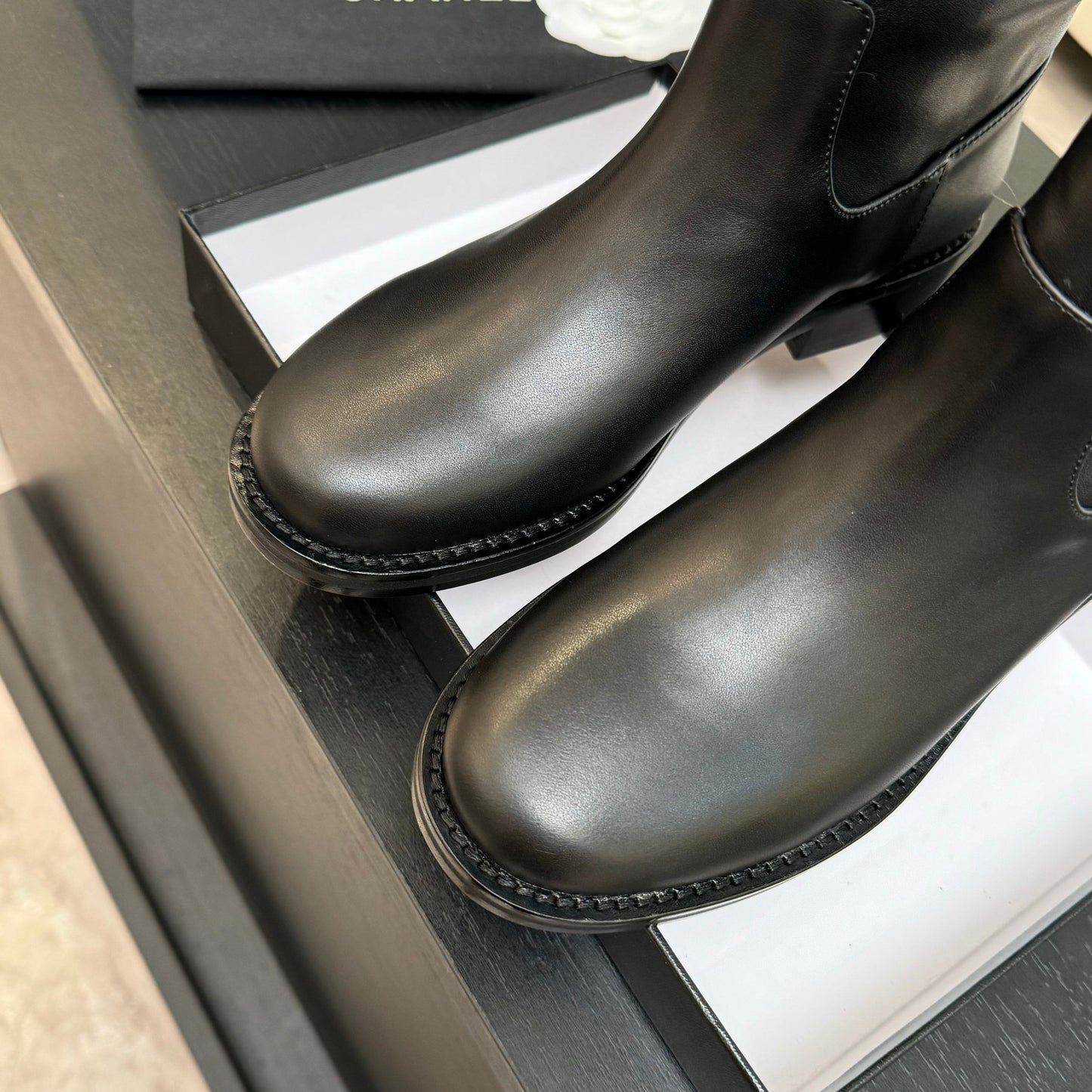 C 25B Chain leather short boots