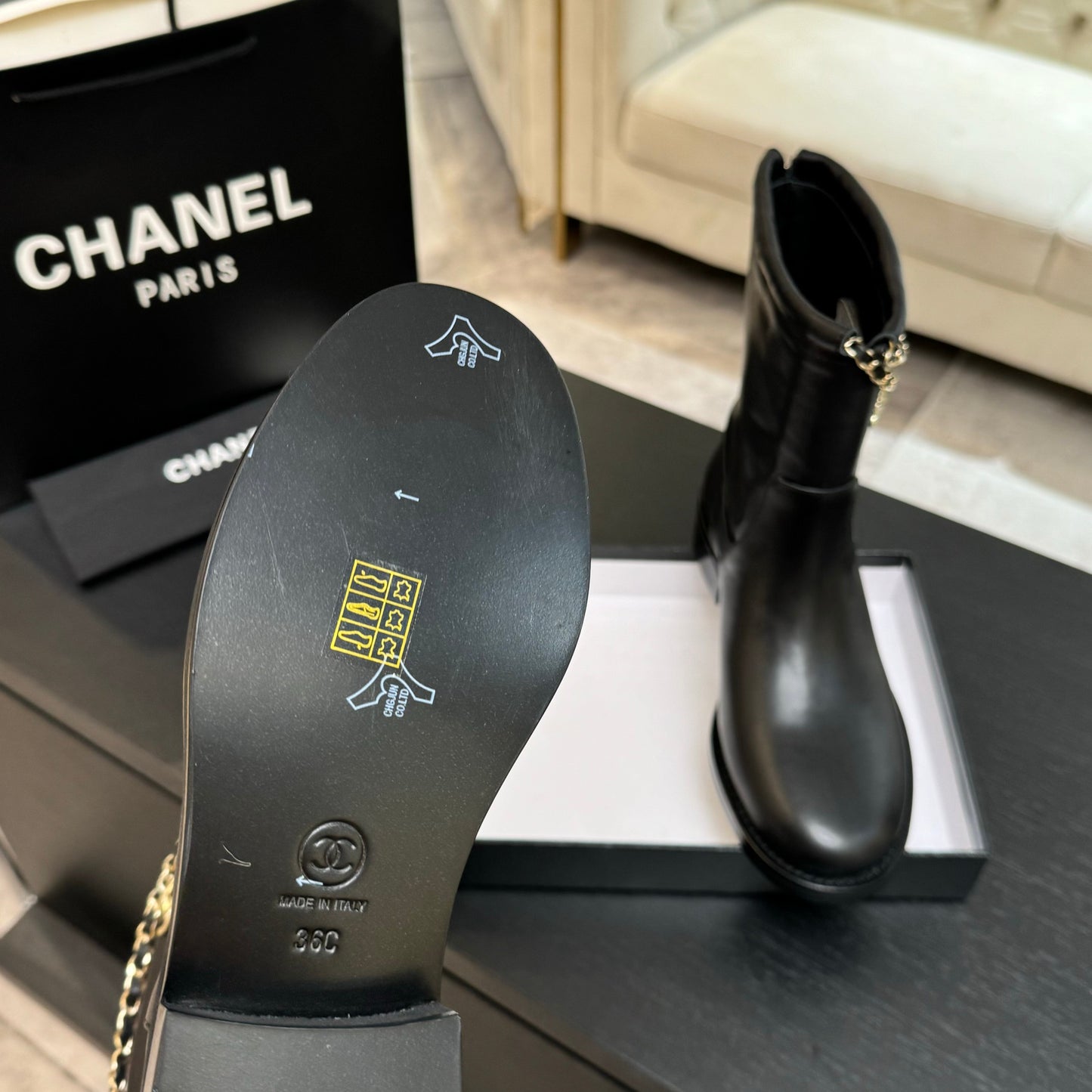 C 25B Chain leather short boots