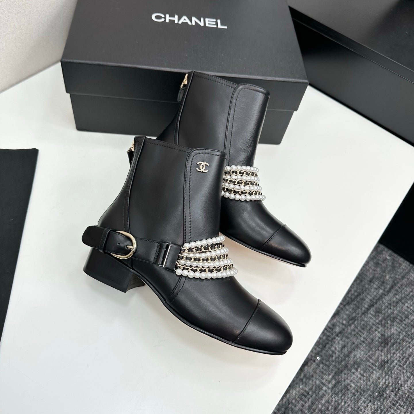 C 25 New sheepskin short boots(BLACK/WHITE)