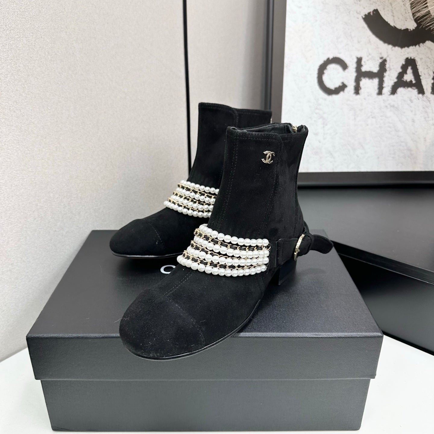 C 25 New sheepskin boots (suede/shiny black)