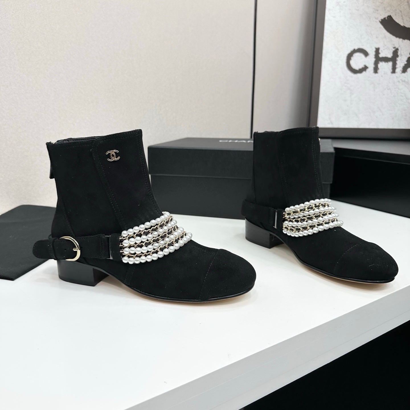 C 25 New sheepskin boots (suede/shiny black)