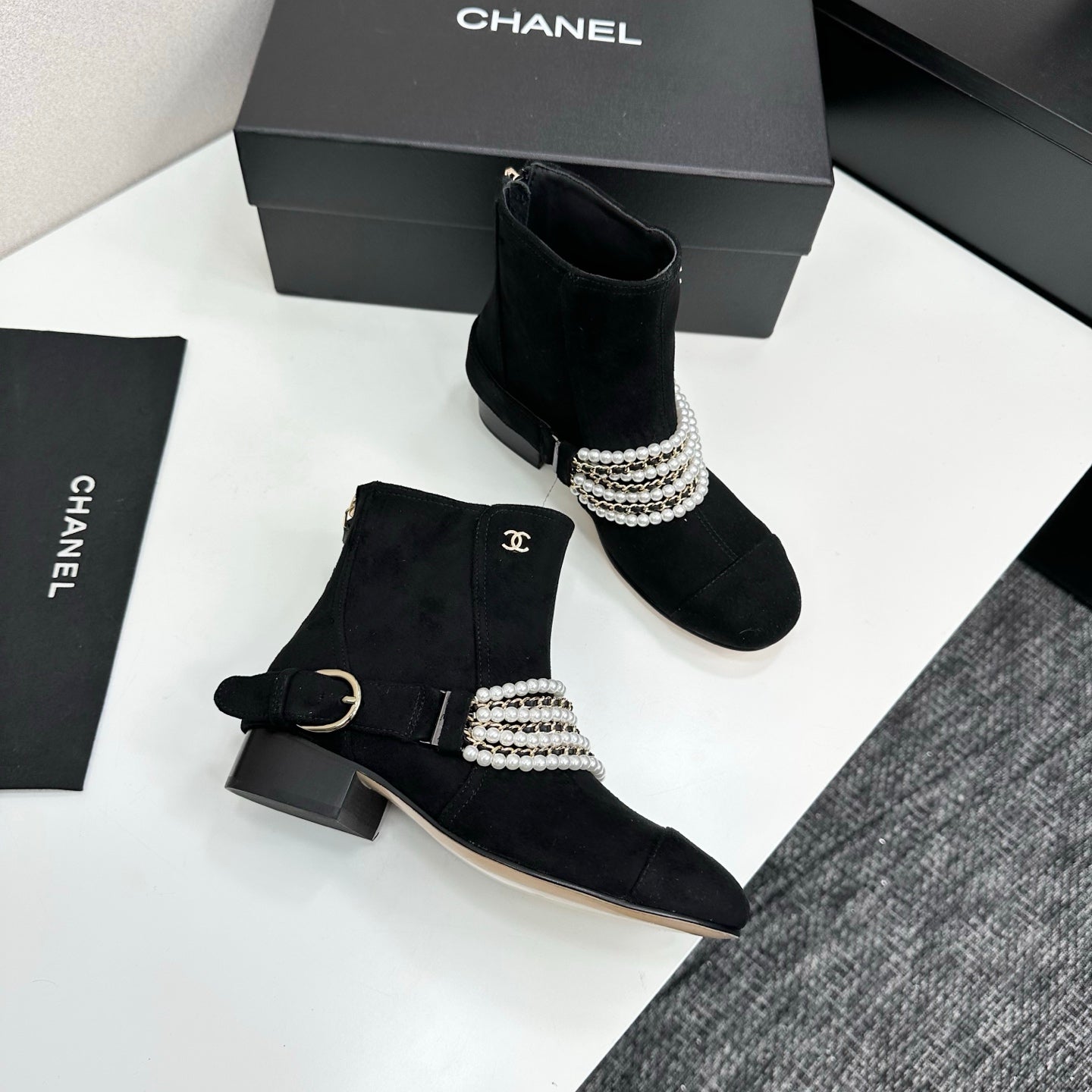 C 25 New sheepskin boots (suede/shiny black)