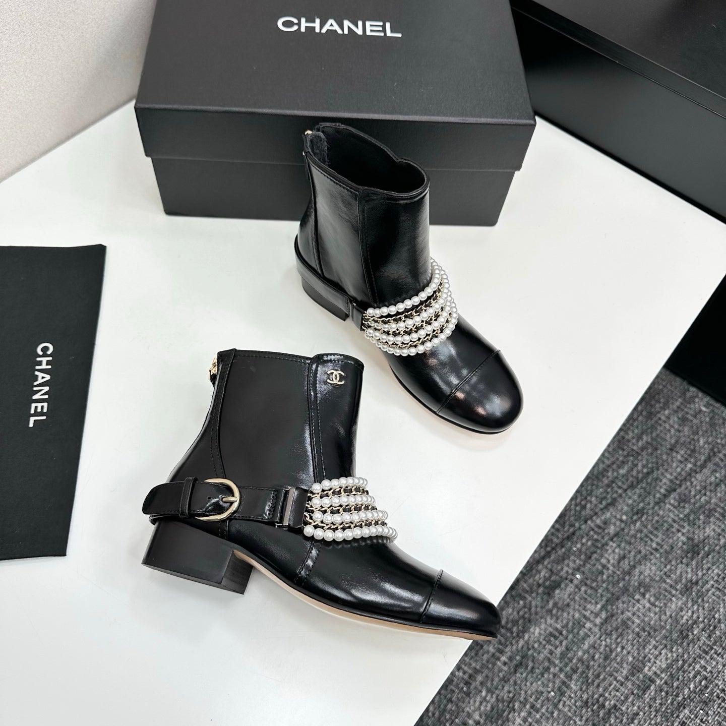 C 25 New sheepskin boots (suede/shiny black)