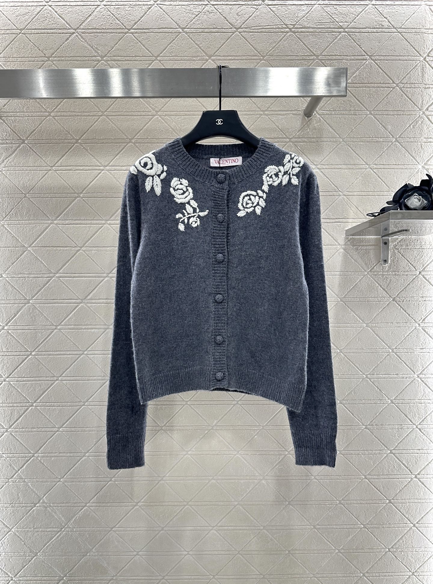 Val 25 Round neck embroidered knitted wool cardigan