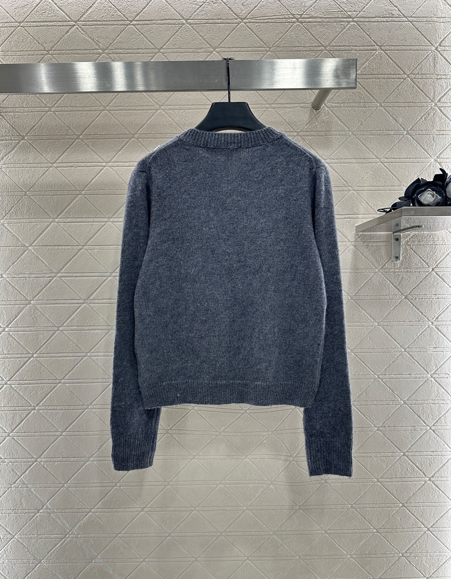 Val 25 Round neck embroidered knitted wool cardigan