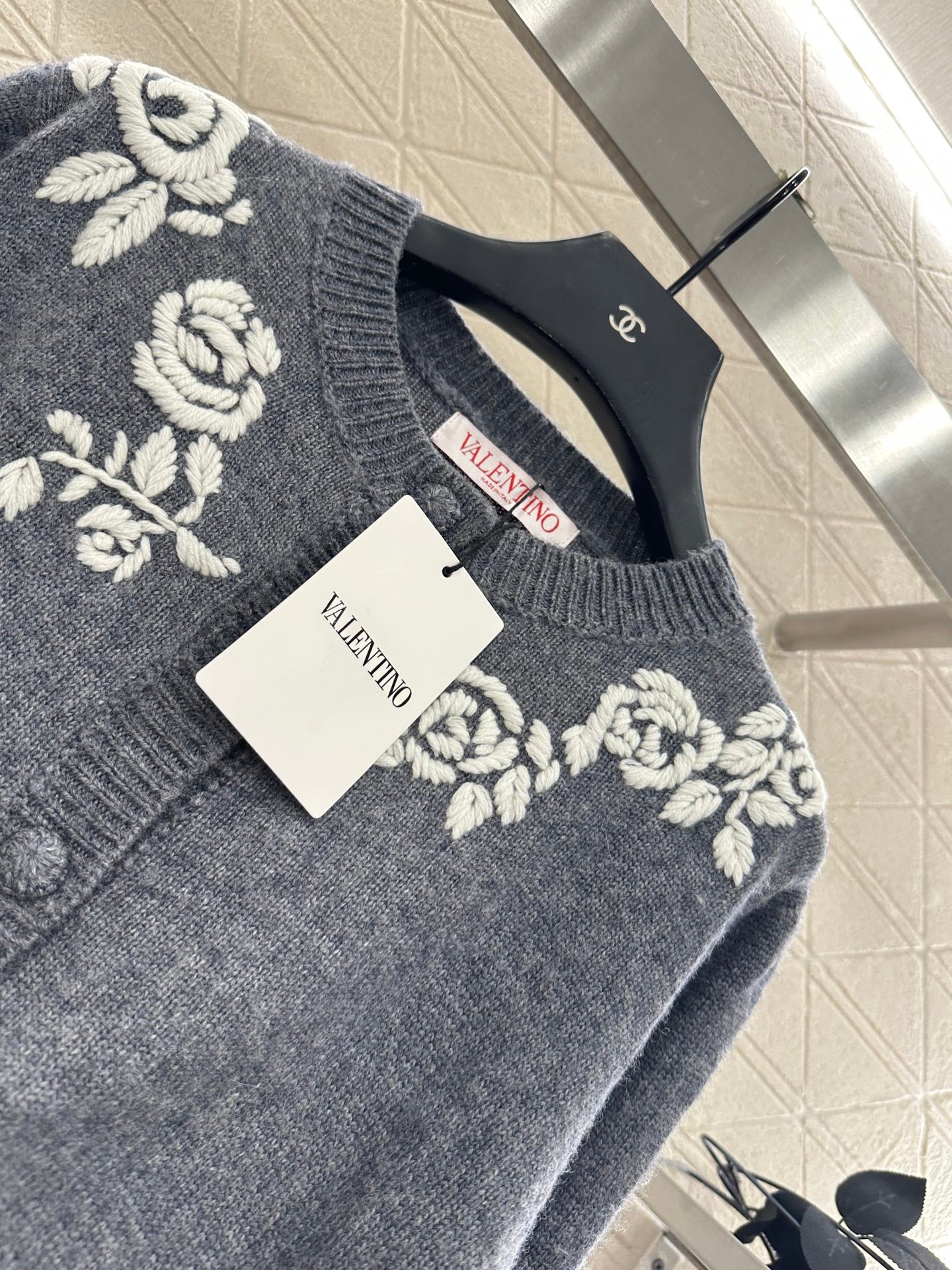 Val 25 Round neck embroidered knitted wool cardigan