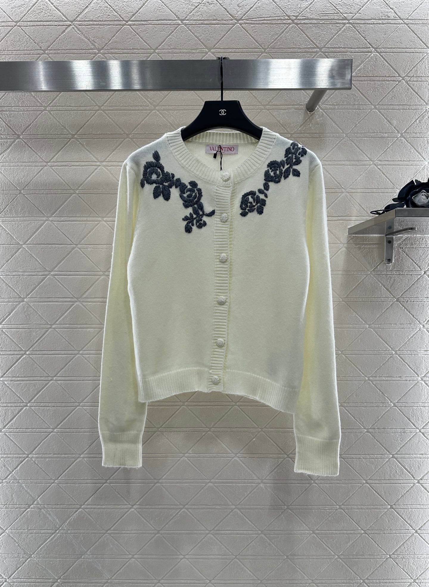 Val 25 Round neck embroidered knitted wool cardigan
