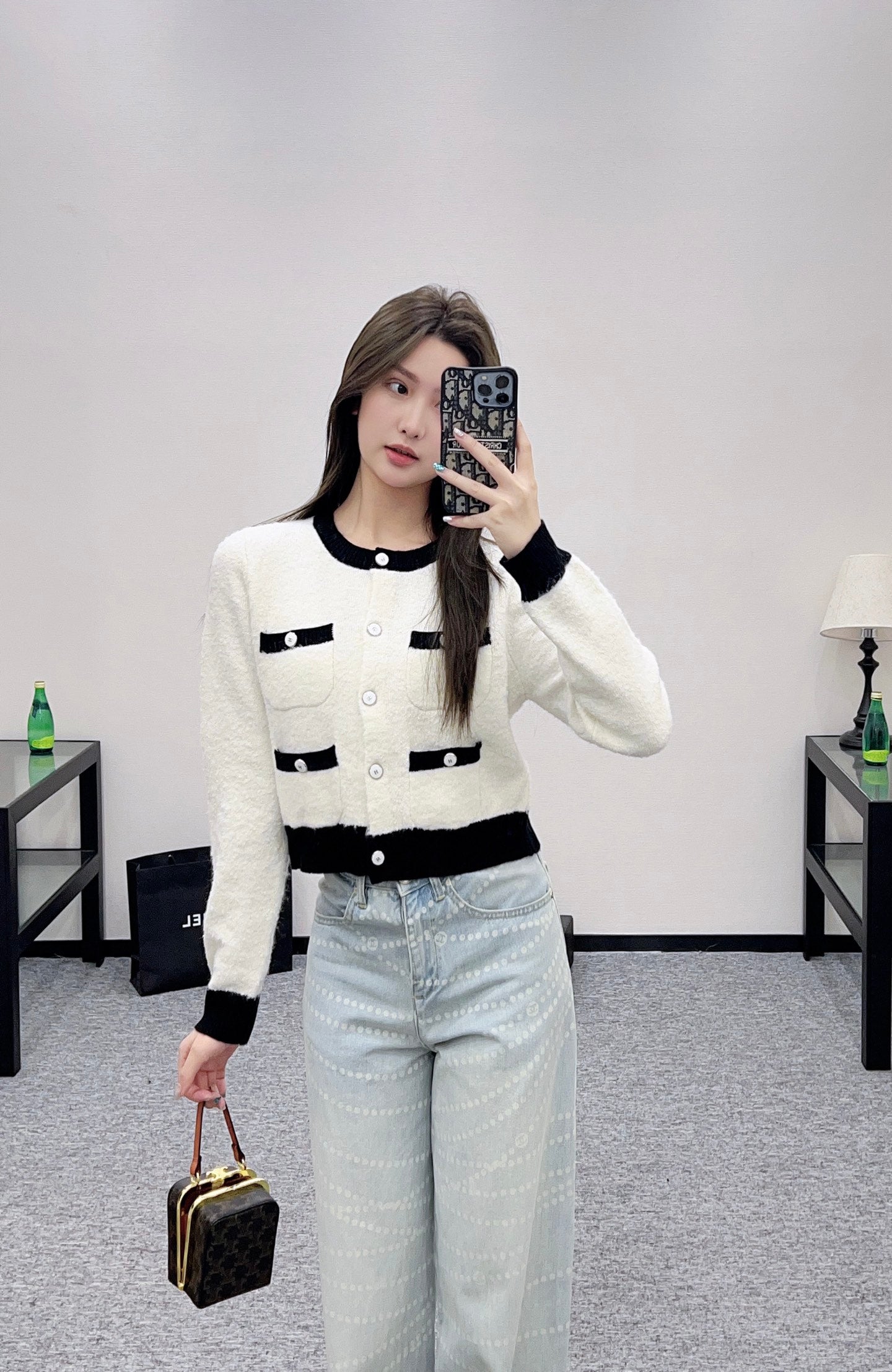 C 25 Round neck embroidered knitted wool cardigan