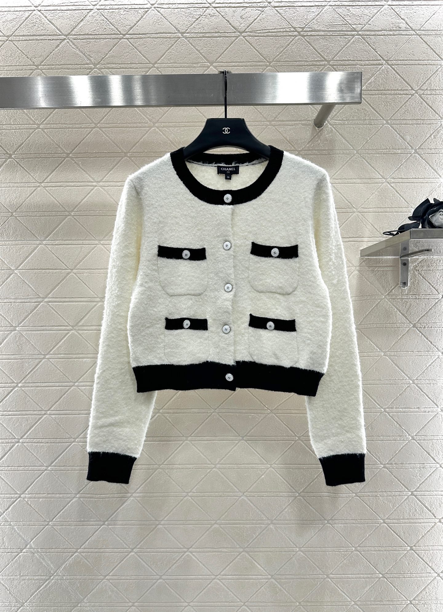 C 25 Round neck embroidered knitted wool cardigan