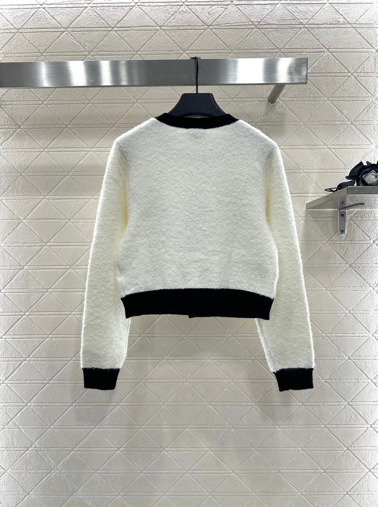 C 25 Round neck embroidered knitted wool cardigan