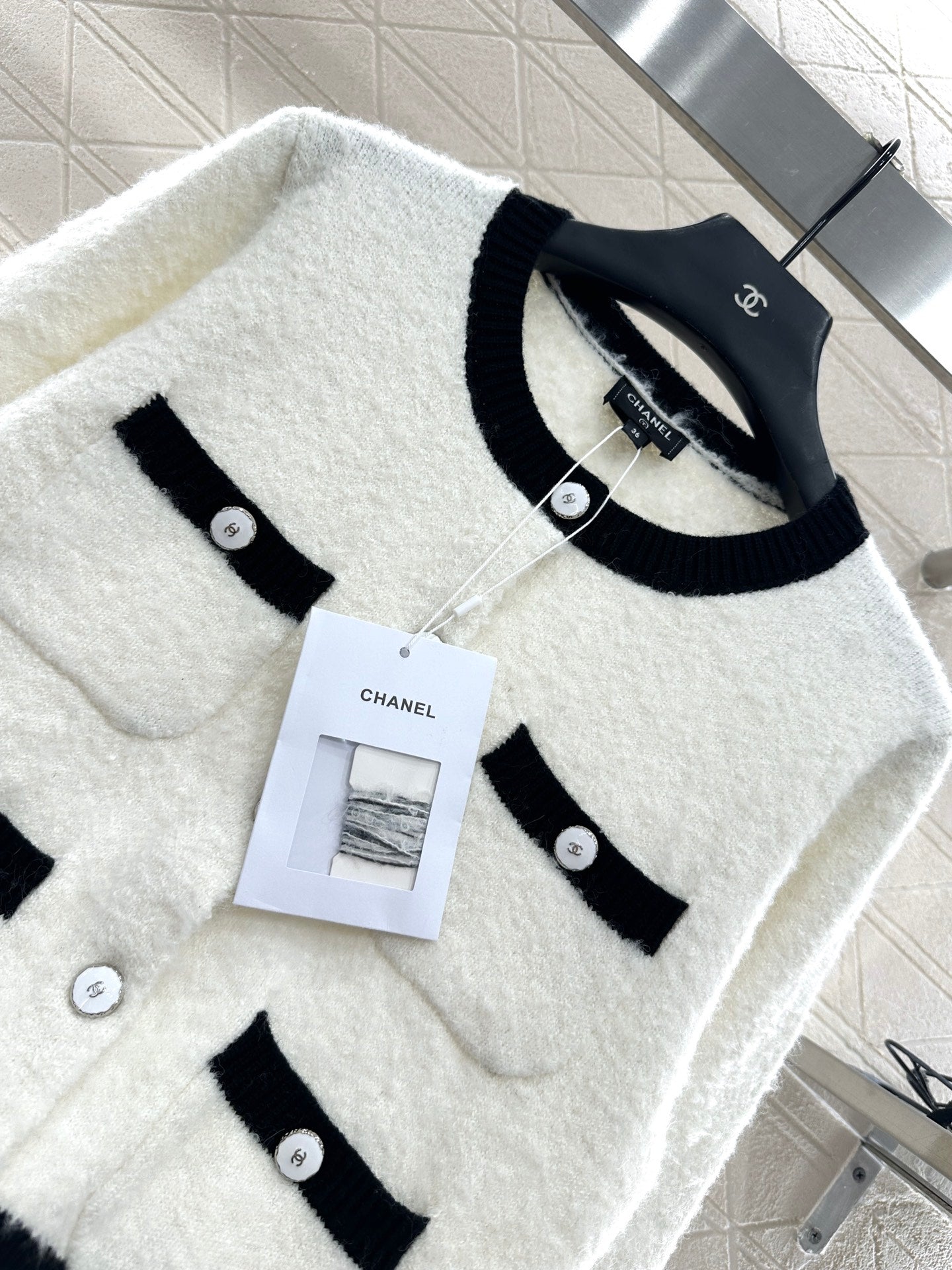 C 25 Round neck embroidered knitted wool cardigan